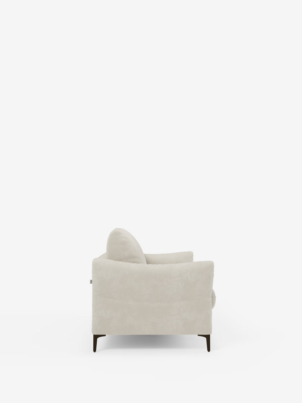Vista laterale del divano letto Dalia di Divani.Store, un moderno divano letto disponibile nelle versioni a 2, 3 e 4 posti con materasso H18. Rivestito in tessuto vellutato T30 di facile pulizia, presenta morbidi cuscini color beige chiaro e gambe in legno scuro. Lo schienale arrotondato e il cuscino di seduta singolo evocano un look pulito e minimalista ispirato al design scandinavo, che risalta su uno sfondo bianco a tinta unita.