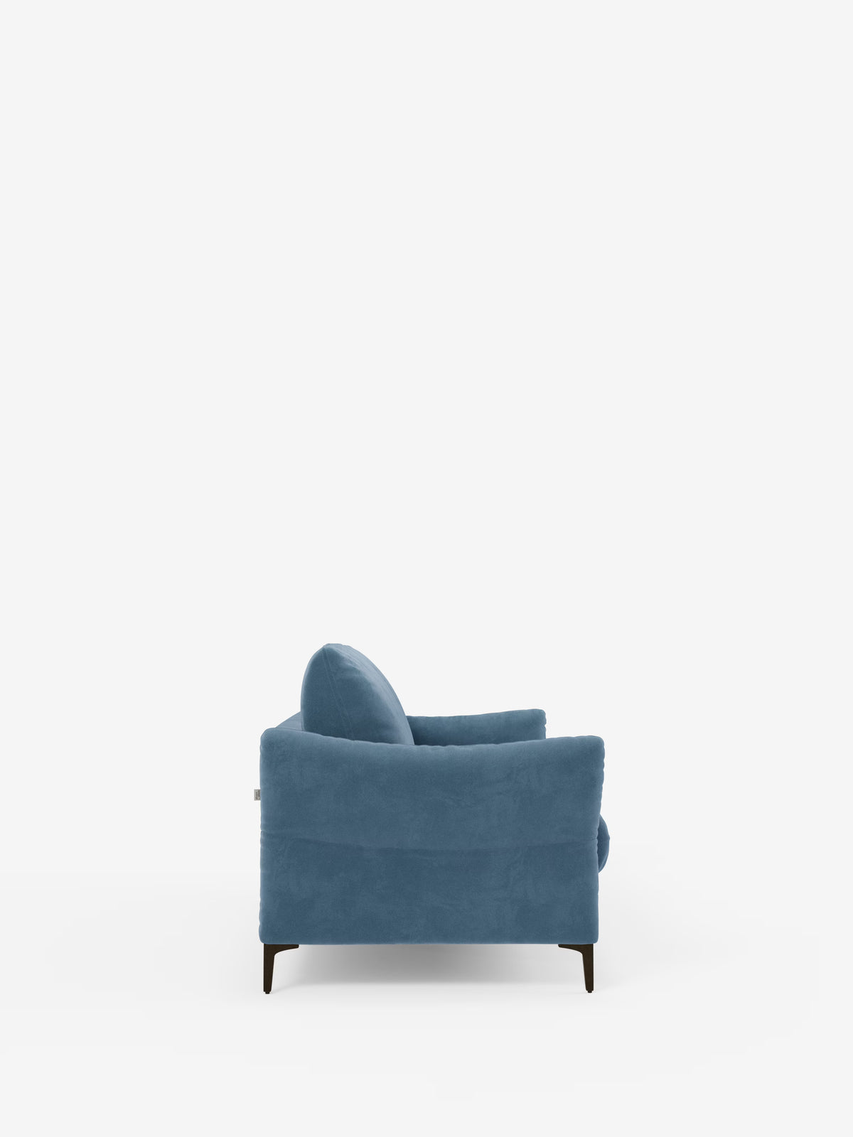 Una vista laterale del divano letto Dalia di Divani.Store — un lussuoso divano letto blu disponibile nelle versioni a 2, 3 e 4 posti — mette in risalto le gambe sottili in legno scuro su uno sfondo bianco. Rispecchiando le linee pulite tipiche del design scandinavo (divano scandinavo), questo complemento d’arredo moderno è rivestito in tessuto di velluto T30 facile da pulire e presenta schienale e seduta imbottiti, con un ampio bracciolo ben visibile. L’estetica complessiva è moderna e minimalista.