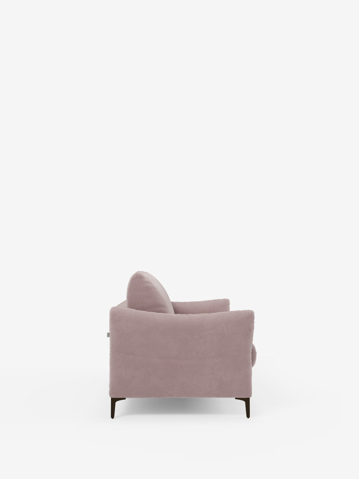 Vista laterale del divano letto Dalia di Divani.Store, rivestito in un moderno tessuto in velluto T30 color malva, morbido e resistente alle macchie. Questo divano letto presenta uno schienale e braccioli arrotondati che si ispirano all'eleganza scandinava, completati da sottili gambe in legno scuro. È raffigurato su uno sfondo bianco a tinta unita.