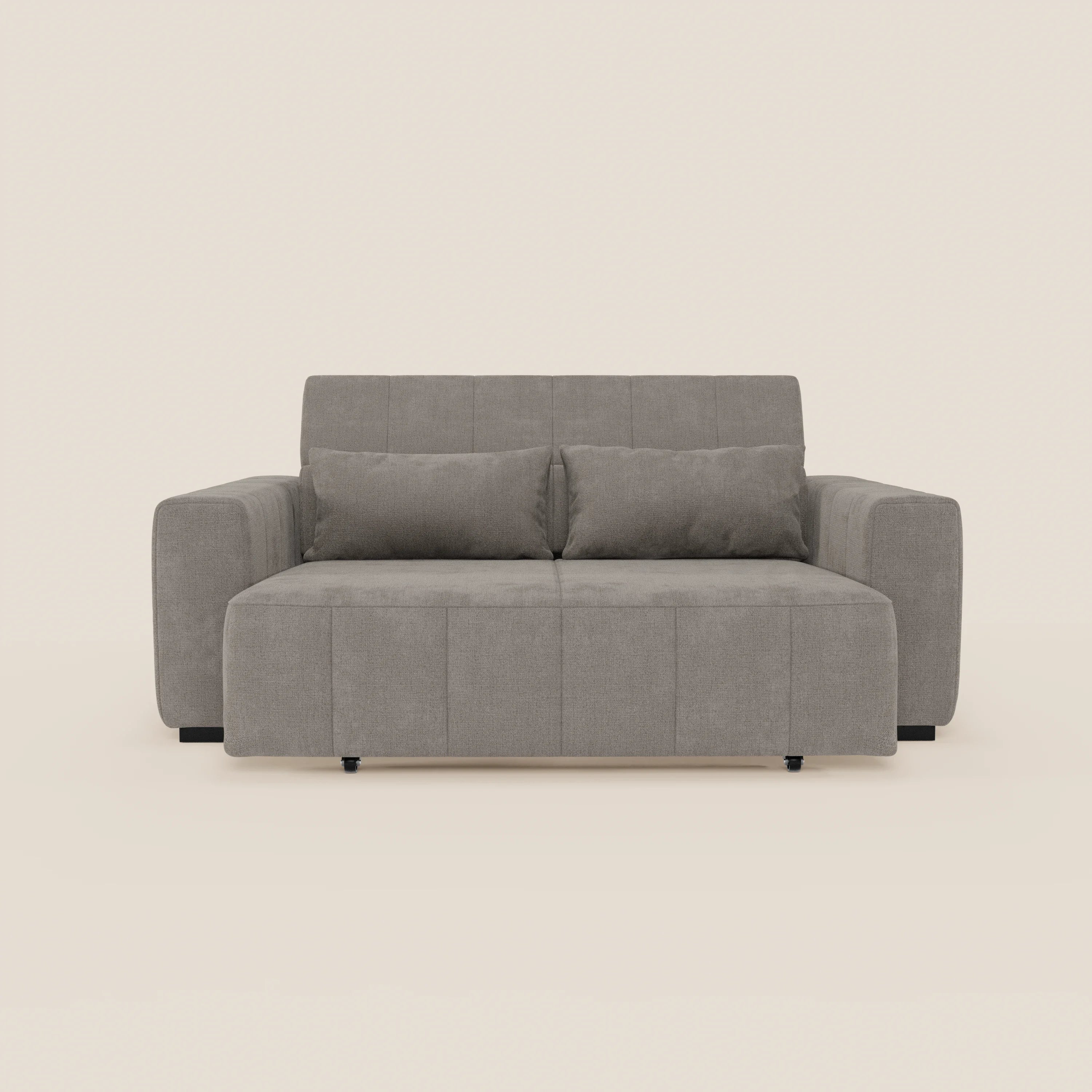 Il divano Doric 3 posti di Divani.Store è caratterizzato da ampi braccioli, sedute regolabili con reclinazione elettrica, poggiatesta reclinabili e tessuto T23 grigio antimacchia. Moderno e squadrato, i suoi piccoli piedi scuri sono appena visibili su uno sfondo bianco sporco.