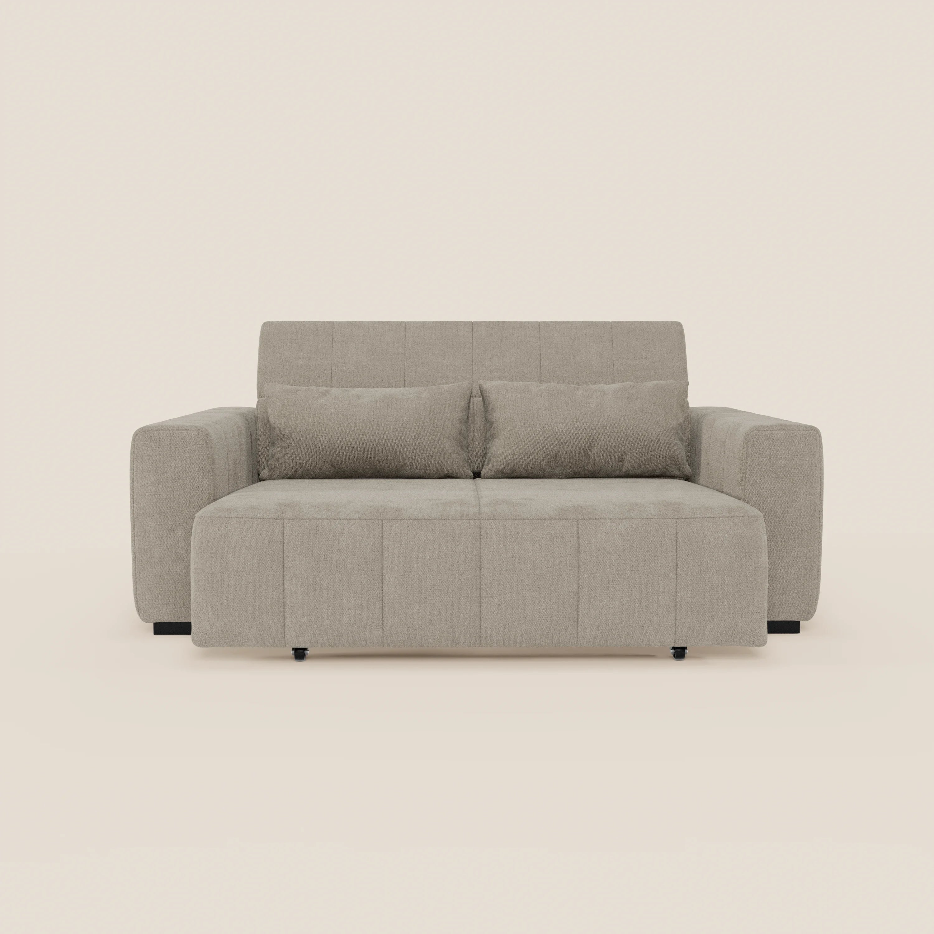 Il divano Doric 3 posti di Divani.Store è caratterizzato da tessuto T23 antimacchia grigio chiaro, ampi braccioli, linee rette, gambe corte nere, cuciture verticali del rivestimento, due cuscini rettangolari, sedute reclinabili elettricamente e poggiatesta regolabili.
