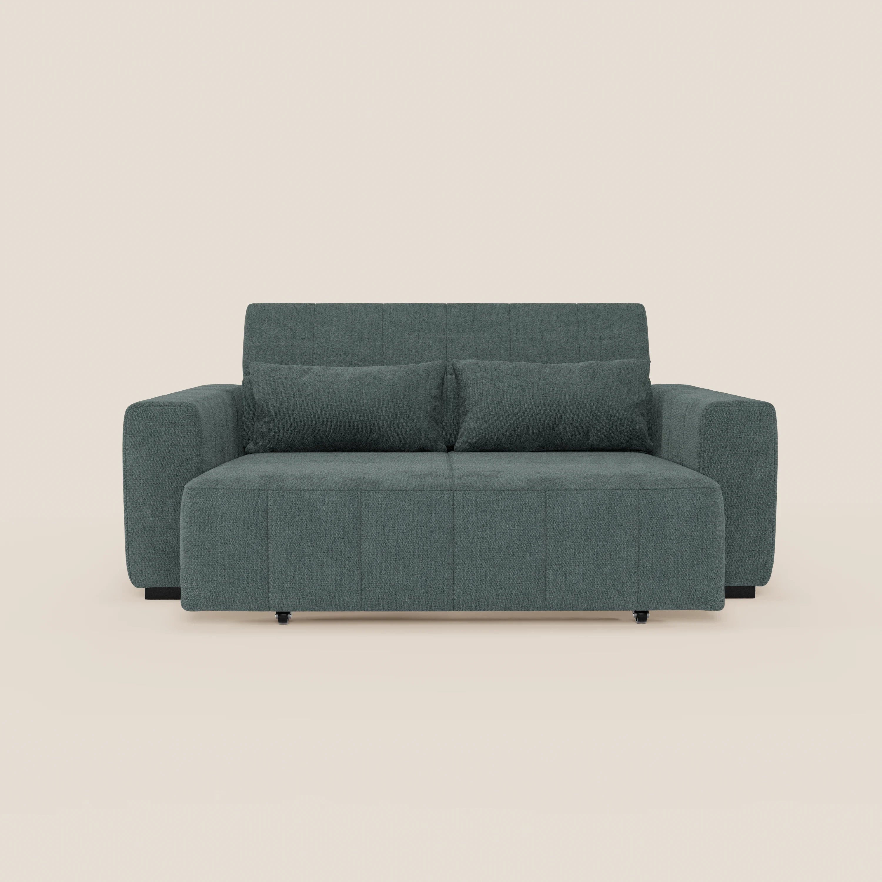Il divano Doric 3 posti di Divani.Store è caratterizzato da ampi braccioli, due cuscini rettangolari, sedute allungabili tramite relax elettrico, una poggiatesta reclinabile, tessuto smacchiabile T23 e un semplice design verde acqua su uno sfondo beige chiaro.