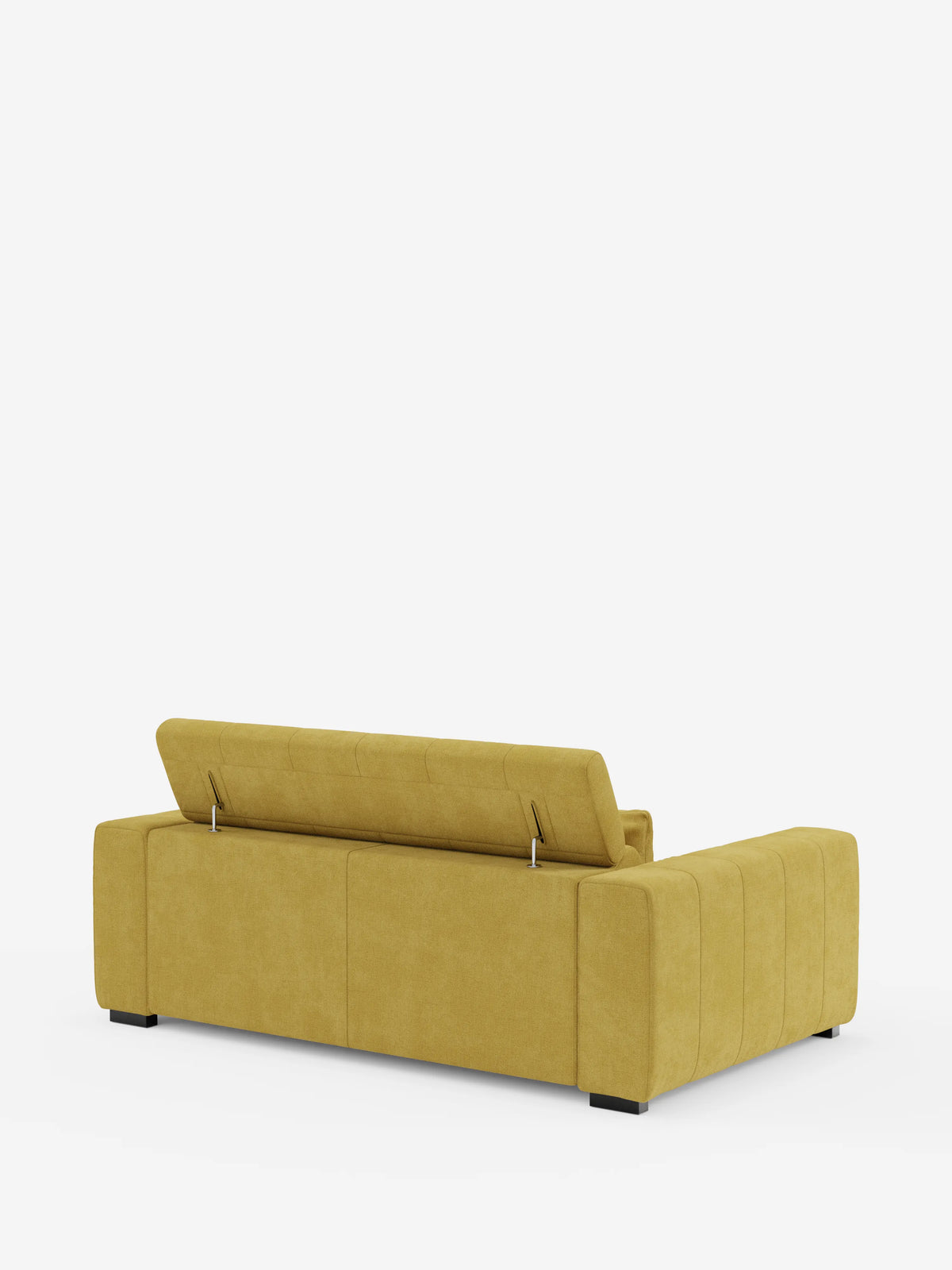 Un divano a 3 posti in stile dorico in colore giallo senape di Divani.Store, visto da dietro, presenta una seduta e uno schienale rettangolari con sottili cuciture verticali. La parte superiore del poggiatesta reclinabile è parzialmente sollevata, lasciando intravedere il meccanismo a cerniera metallica integrato, caratteristico del suo innovativo sistema “relax elettrico” per sedute allungabili. Il divano poggia su piedi neri corti ed è rivestito in tessuto T23 facile da pulire.