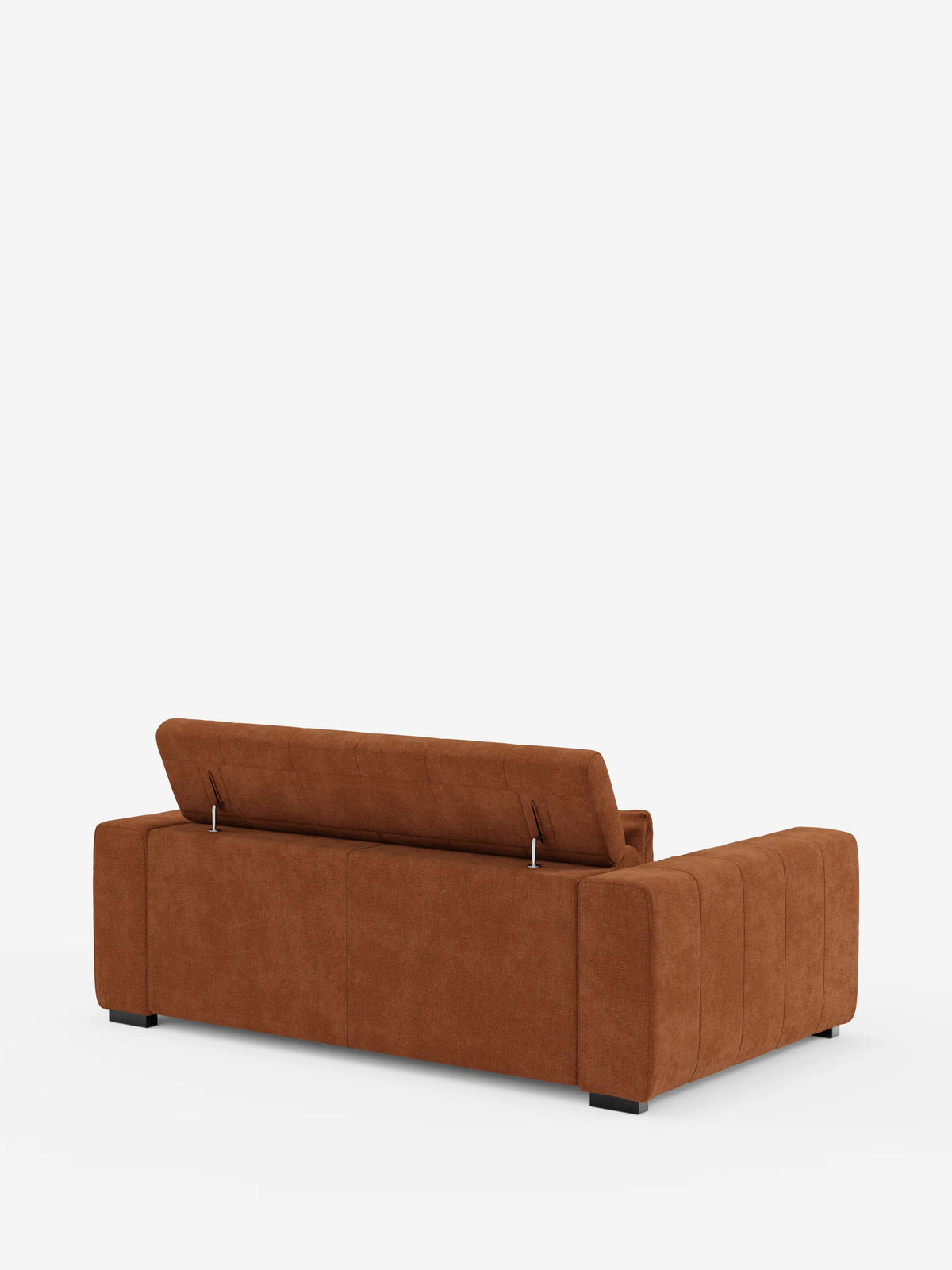 Un divano Doric a tre posti color marrone di Divani.Store, ripreso da dietro, rivestito in tessuto T23 antimacchia dalla consistenza morbida e soffice. Lo schienale presenta un design diviso in due parti, con la sezione sinistra sollevata per mostrare il meccanismo a cerniera che consente la regolazione della reclinabilità, caratteristica della sua funzione relax elettrica e dei poggiatesta reclinabili. Il divano poggia su corte gambe nere su uno sfondo bianco a tinta unita.