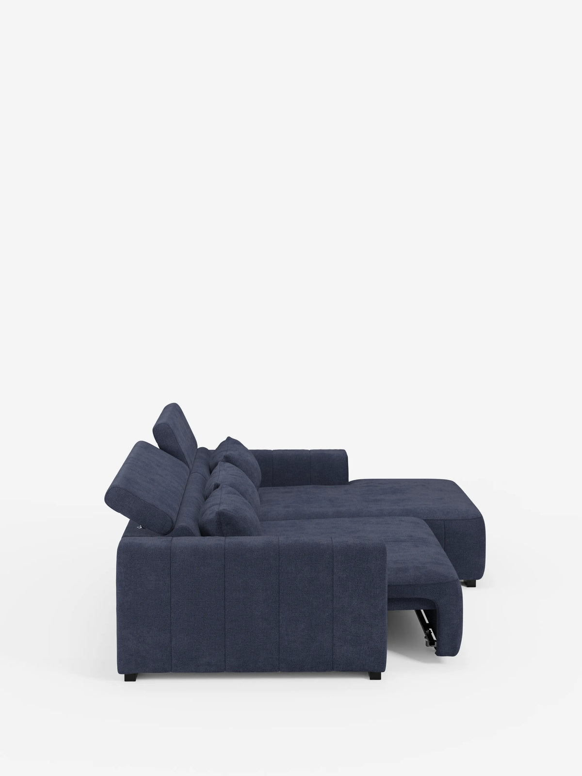 Vista laterale del divano angolare Doric con penisola e sedute allungabili con funzione relax elettrica di Divani.Store, rivestito in tessuto T23 blu scuro antimacchia. Questo divano moderno è dotato di sedute regolabili con reclinazione elettrica e poggiatesta reclinabili, oltre a una chaise longue sul lato destro. Sullo sfondo bianco a tinta unita, risaltano le linee pulite e il design minimalista del divano.