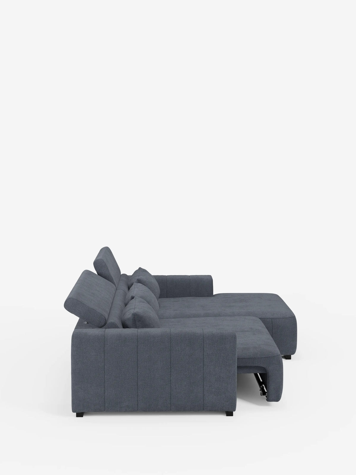 Un divano angolare Doric contemporaneo, color grigio scuro, con penisola e sedute allungabili con funzione relax elettrica, realizzato da Divani.Store, dotato di poggiatesta regolabili in tessuto T23 facile da pulire e di una chaise longue sul lato destro, è raffigurato in una vista laterale su uno sfondo bianco a tinta unita. Il divano componibile si distingue per le linee pulite, il design minimalista e le cuciture a vista.