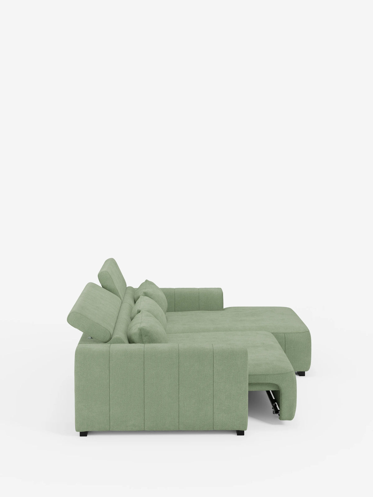 Vista laterale del divano angolare Doric con penisola e sedute allungabili con funzione relax elettrica di Divani.Store, qui raffigurato in tessuto T23 verde chiaro, resistente alle macchie. Questo moderno divano componibile presenta ampi braccioli, spigoli squadrati, cuscini dello schienale trapuntati con poggiatesta regolabili e una chaise longue che si estende in avanti. Tutti gli elementi poggiano su brevi piedini neri su uno sfondo bianco a tinta unita.
