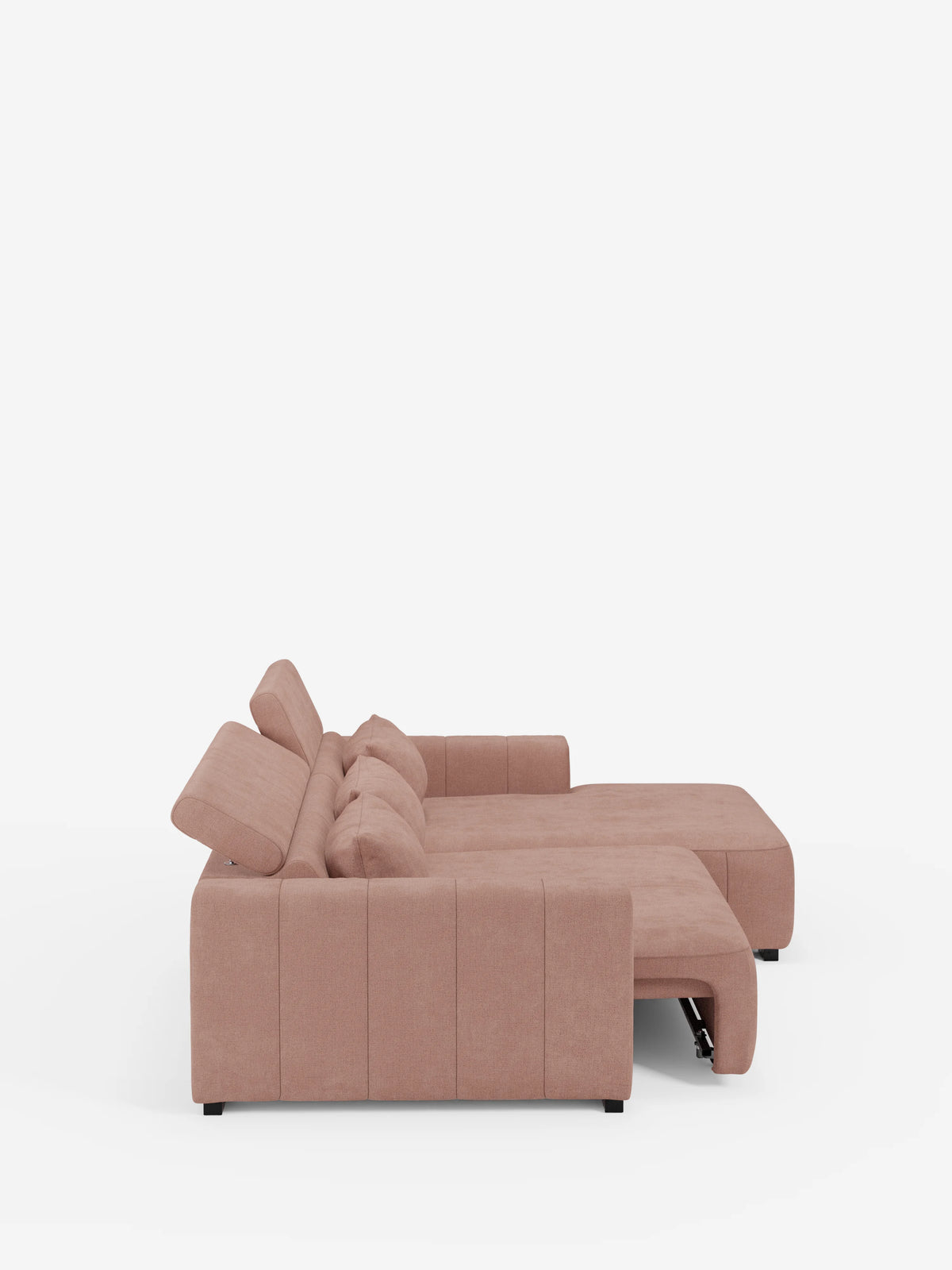 Vista laterale del divano angolare dorico con penisola e sedute allungabili con funzione relax elettrica di Divani.Store, caratterizzato da una silhouette ampia e moderna in color malva chiaro, con ampi braccioli, cuscini morbidi e una sezione chaise longue estesa. Questo elegante divano, dotato di poggiatesta reclinabili e rivestito in tessuto T23 resistente alle macchie, poggia su gambe basse nere su uno sfondo bianco a tinta unita.
