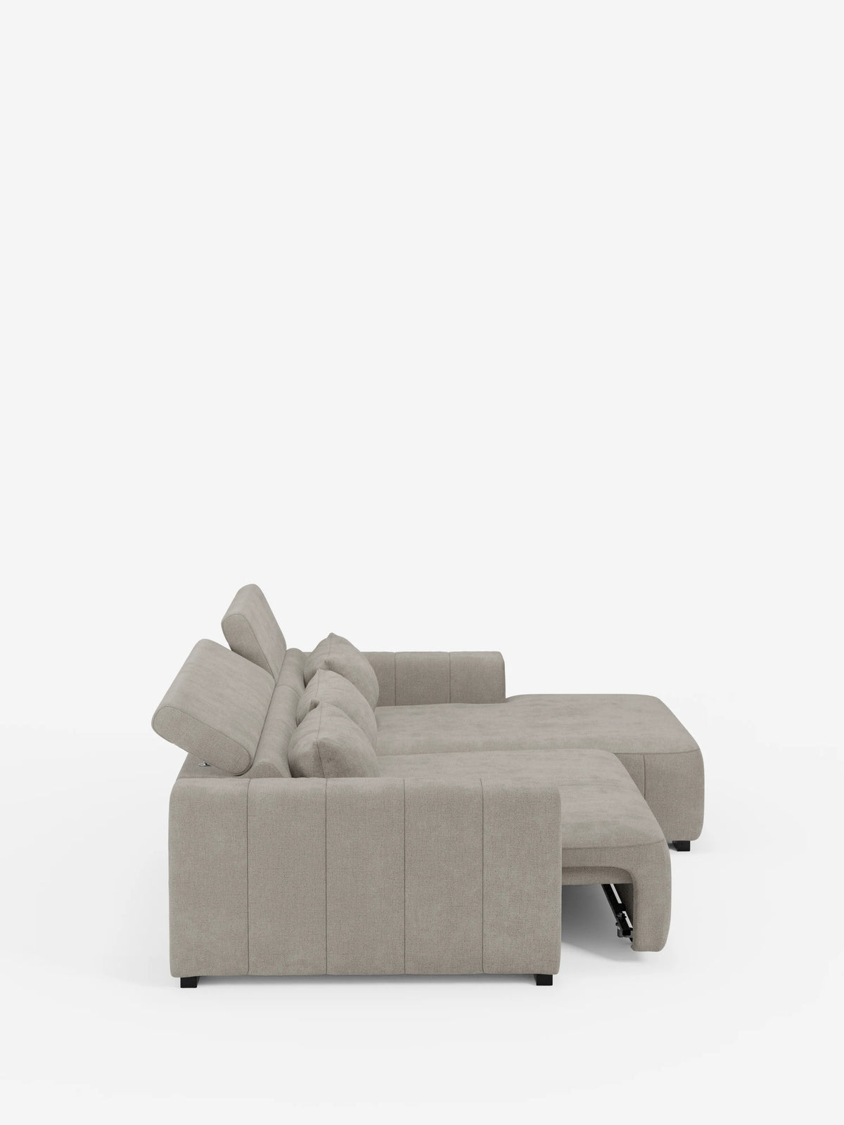 Vista laterale del divano angolare Doric con penisola e sedute allungabili con funzione relax elettrica di Divani.Store, qui raffigurato in tessuto T23 grigio chiaro antimacchia. Questo moderno divano componibile presenta uno schienale trapuntato, linee pulite, cuscini dello schienale e della seduta coordinati per una seduta confortevole, una sezione chaise longue estesa (penisola) e poggiatesta reclinabili per un maggiore relax, il tutto su uno sfondo bianco a tinta unita.