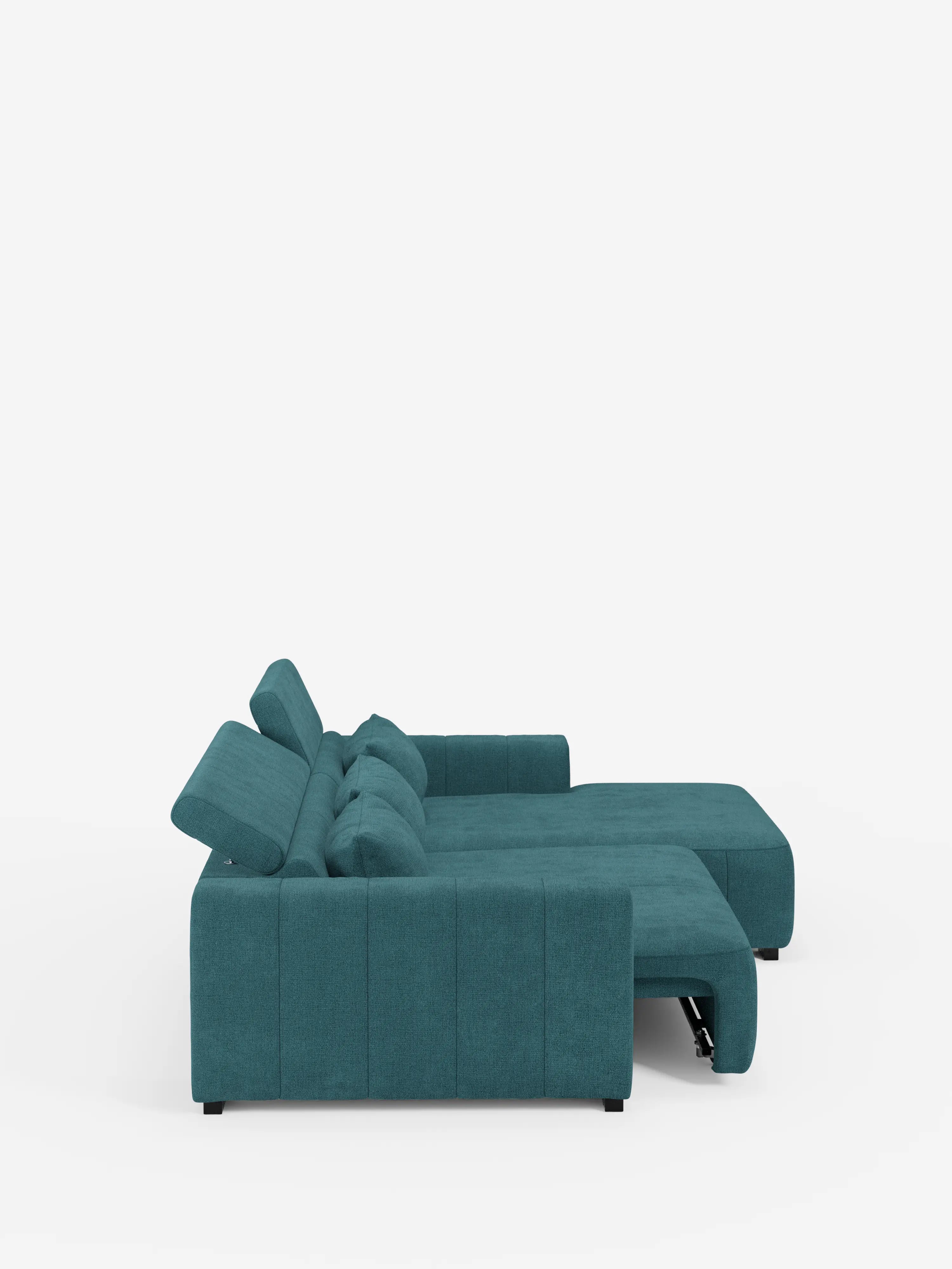 Un divano angolare Doric con penisola e sedute allungabili con funzione relax elettrica di Divani.Store, rivestito in tessuto T23 facile da pulire e dotato di poggiatesta regolabili, morbidi cuscini di seduta trapuntati e una chaise longue sul lato destro, è presentato su uno sfondo bianco semplice. Questo divano componibile contemporaneo è ripreso di profilo, mettendo in risalto la sua silhouette moderna con i piedini neri ribassati.