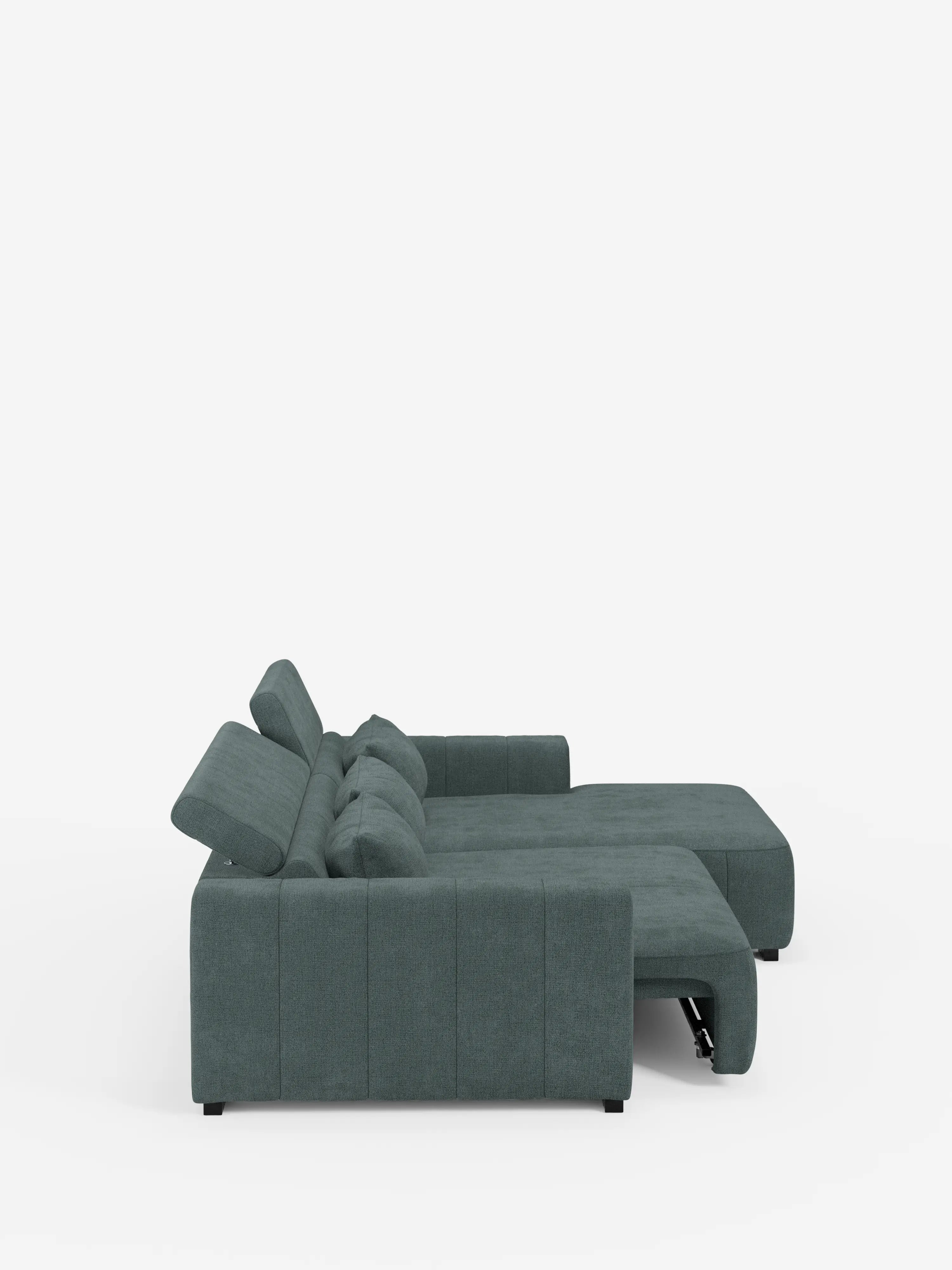 Vista laterale del divano angolare Doric con penisola e sedute allungabili con funzione relax elettrica di Divani.Store, qui raffigurato in tessuto verde acqua scuro con cuscini trapuntati e prolunga a chaise longue, su uno sfondo bianco a tinta unita. Questo divano contemporaneo si caratterizza per le linee pulite, i poggiatesta reclinabili, il rivestimento T23 resistente alle macchie e il comfort avvolgente, che lo rendono un elemento centrale ideale per qualsiasi ambiente moderno.