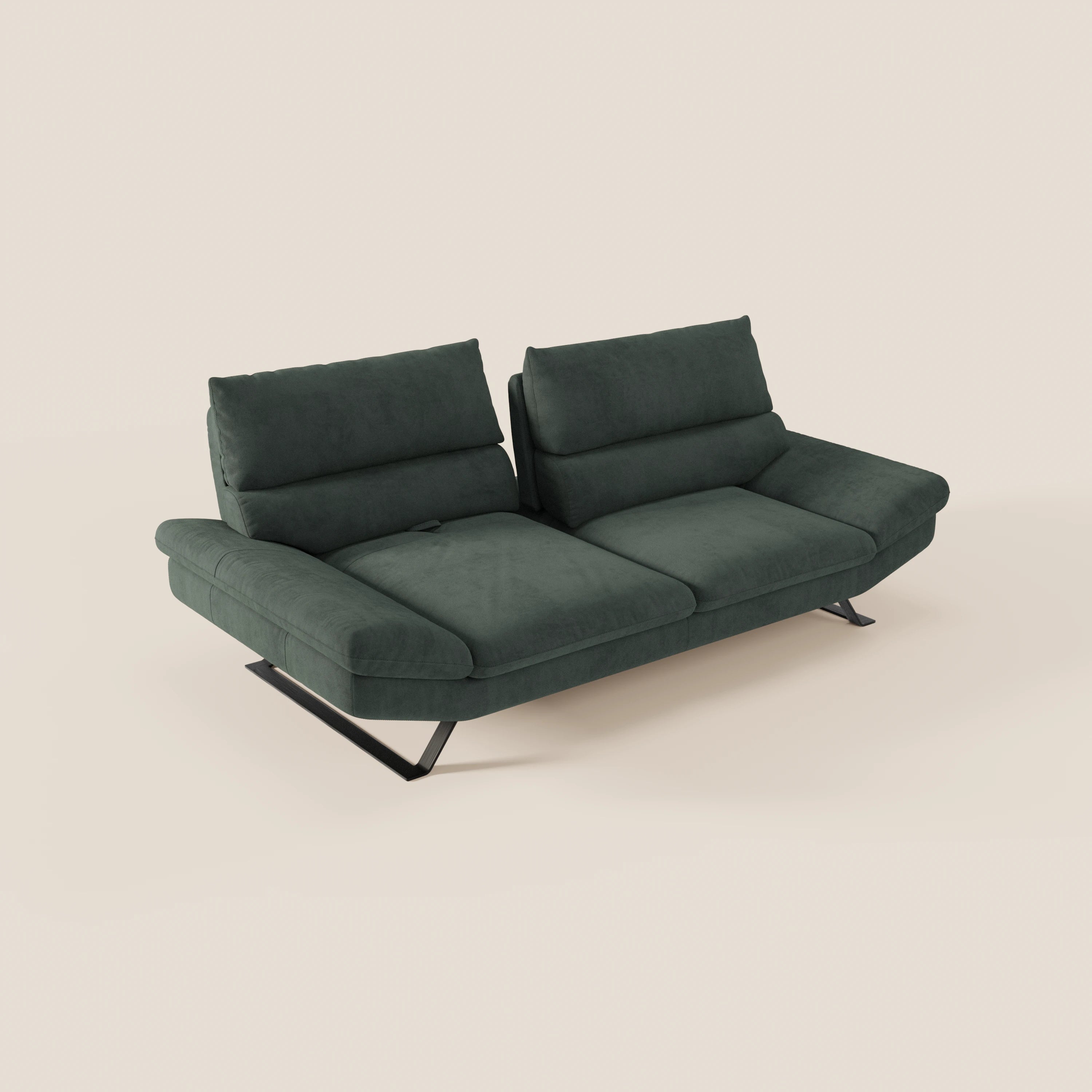 Il divano Eclipse dal design moderno 2 e 3 posti di Divani.Store è caratterizzato da schienali traslanti, cuscini spessi, ampi braccioli e gambe alte angolate in microfibra antimacchia T11, su uno sfondo beige chiaro.