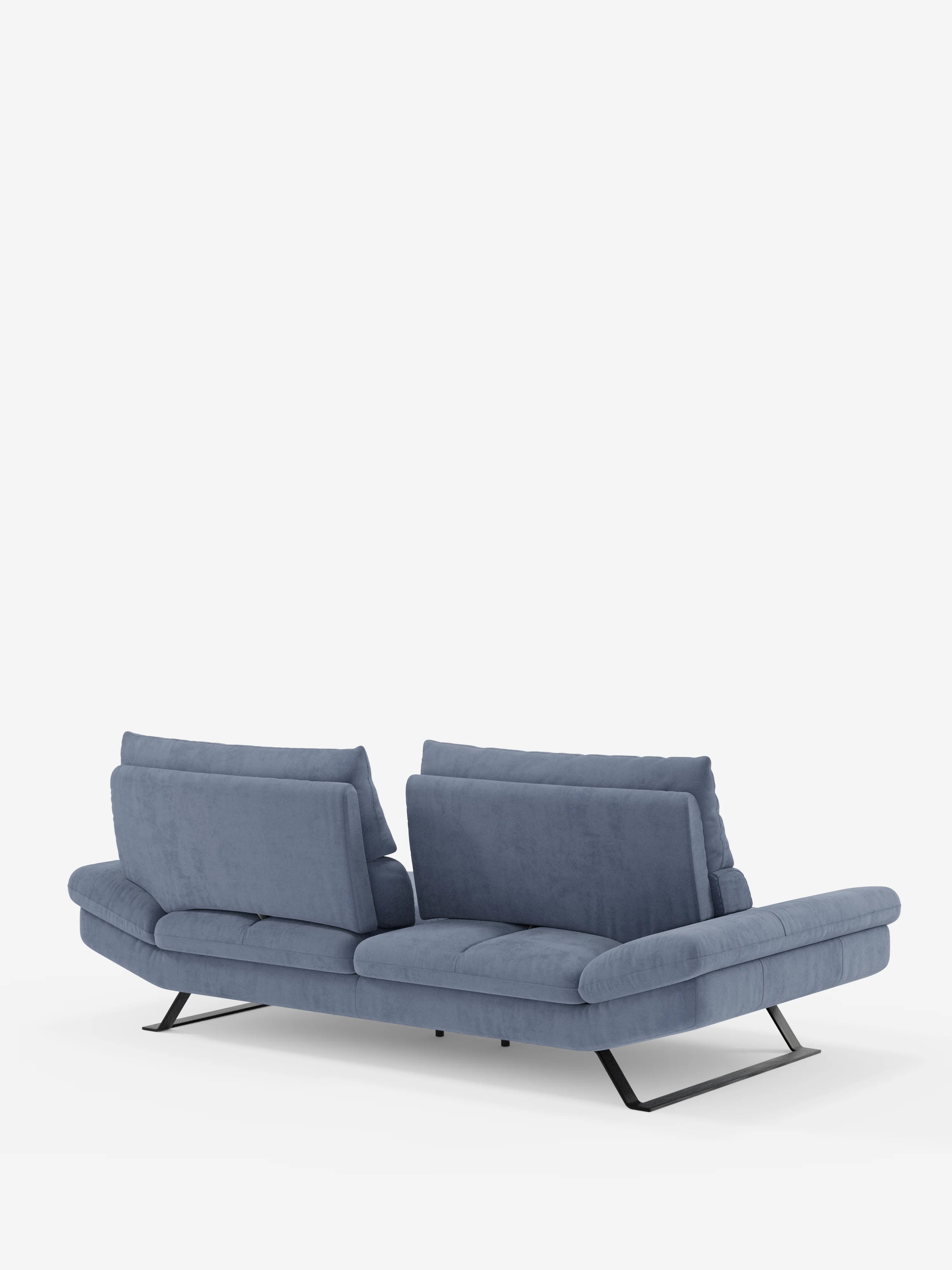 Il divano Eclipse, un modello contemporaneo dal design moderno di Divani.Store, qui presentato nell’elegante versione in microfibra blu smacchiabile T11, è caratterizzato da due schienali imbottiti separati e scorrevoli e da gambe in metallo nero ad angolo accentuato. La silhouette moderna del divano è esaltata dalla comoda seduta modulabile, dal morbido rivestimento e dal profilo leggermente reclinato, il tutto su uno sfondo bianco a tinta unita.