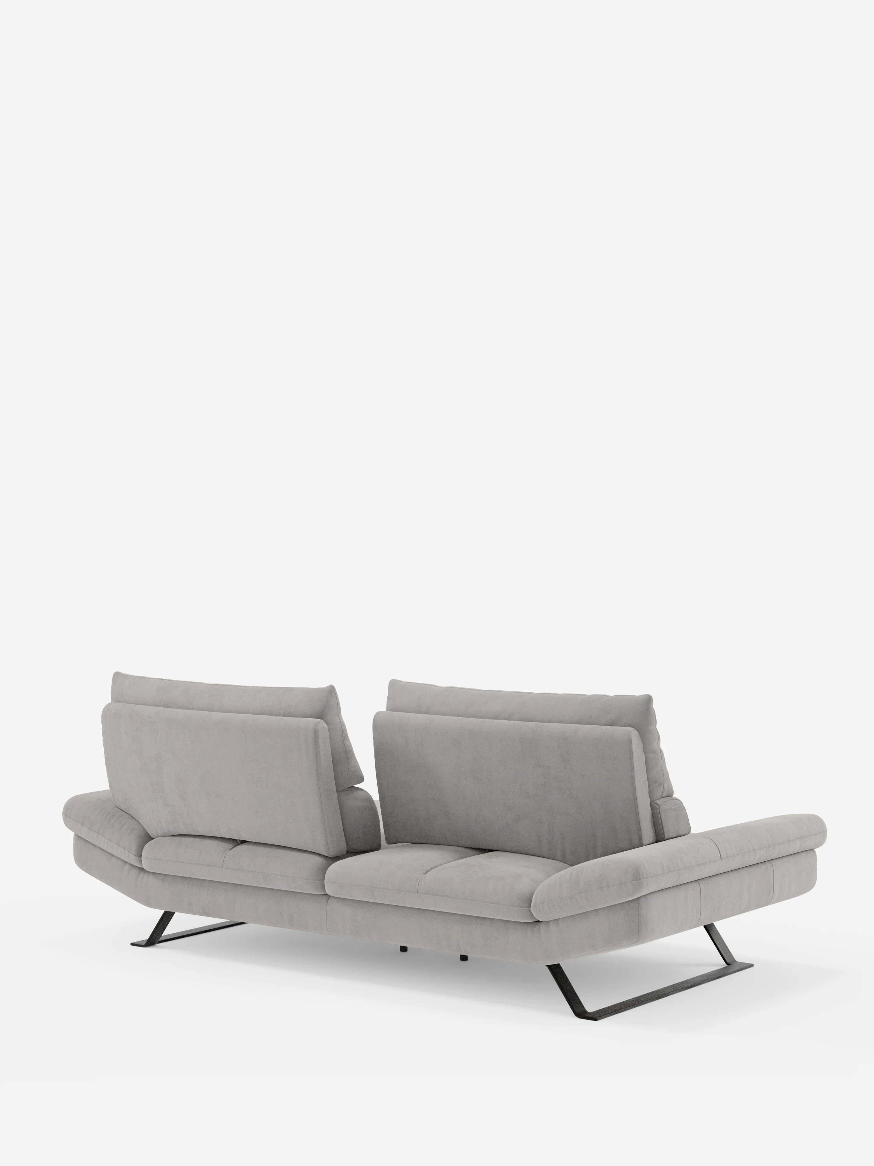 Un divano Eclipse contemporaneo color grigio chiaro di Divani.Store, disponibile nella versione a 2 o 3 posti e rivestito in elegante microfibra T11 resistente alle macchie, caratterizzato da morbidi cuscini, gambe in metallo nero dall’angolazione accentuata e qui raffigurato di retro su sfondo bianco. Questo divano moderno è dotato di schienali traslanti per un comfort personalizzabile, schienali regolabili e un design orizzontale minimalista che ne esalta il fascino sofisticato.