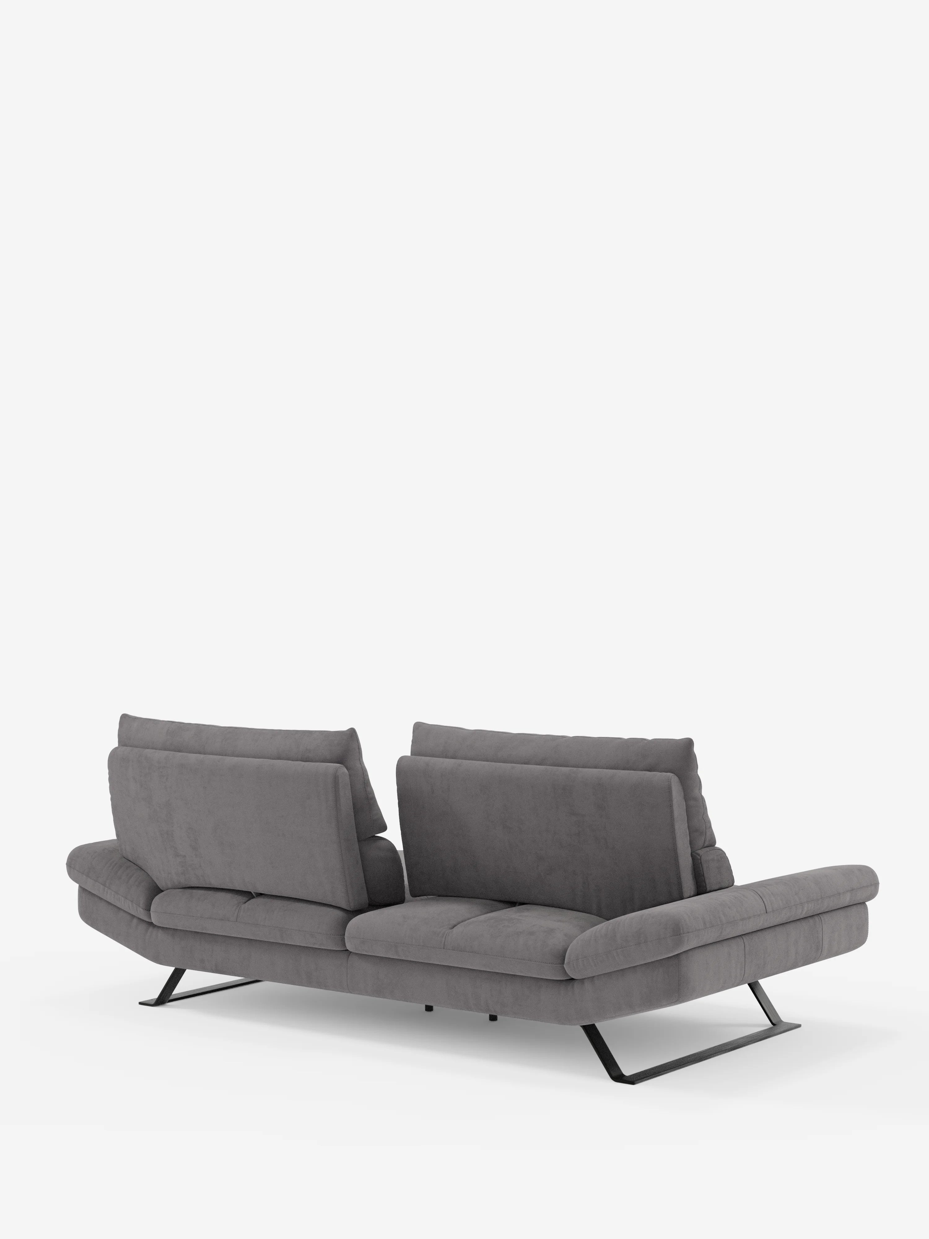 Il divano Eclipse dal design moderno a 2 e 3 posti di Divani.Store è presentato su uno sfondo bianco a tinta unita. Questo elegante divano grigio è dotato di due schienali traslanti separati per un comfort personalizzabile, ampi braccioli e morbidi cuscini. La sua silhouette leggermente reclinata poggia su sottili piedini alti in metallo nero angolati ed è rivestita in raffinata microfibra smacchiabile T11 per soddisfare ogni vostra esigenza.