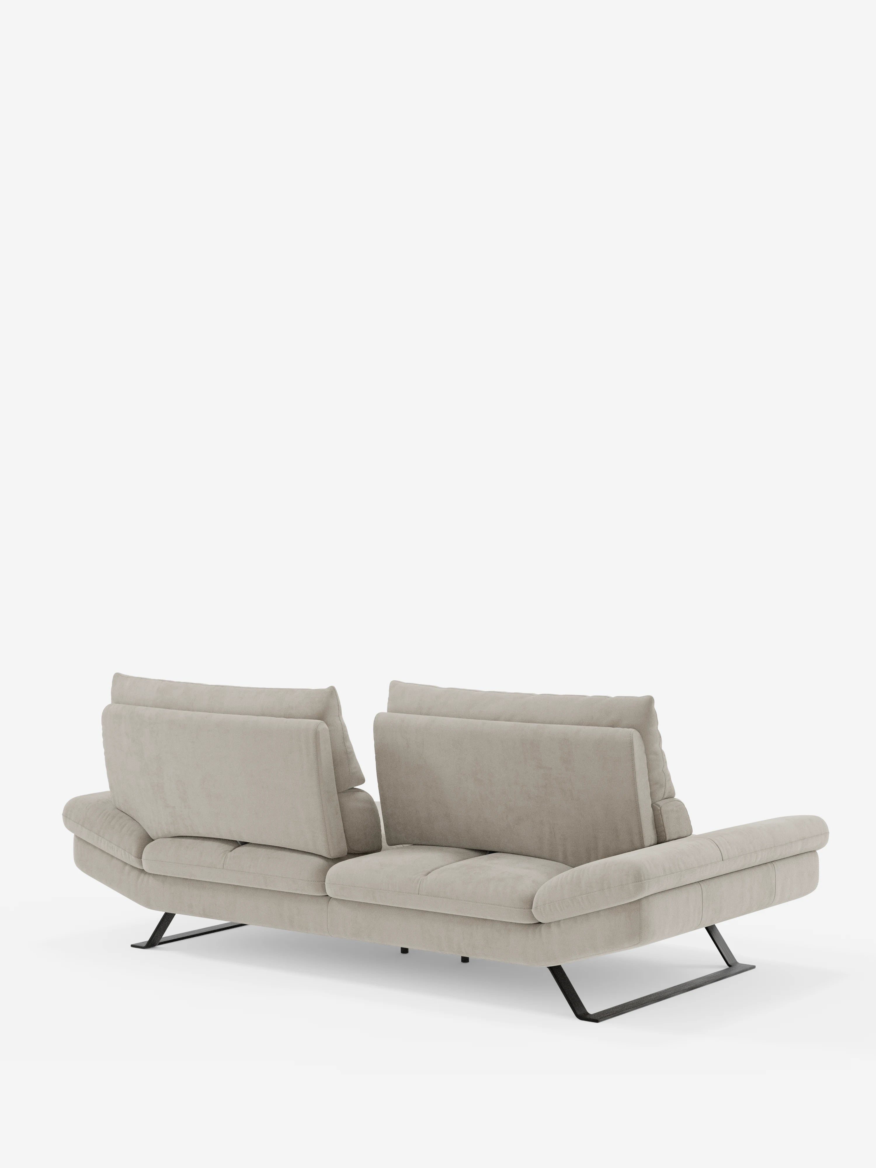 Un divano Eclipse contemporaneo color beige di Divani.Store è ripreso di retro, con due schienali traslanti separati e braccioli. Questo divano dal design moderno, realizzato in elegante microfibra smacchiabile T11, presenta una silhouette curva e minimalista e poggia su quattro piedini angolari alti in metallo nero. Lo sfondo è bianco a tinta unita.