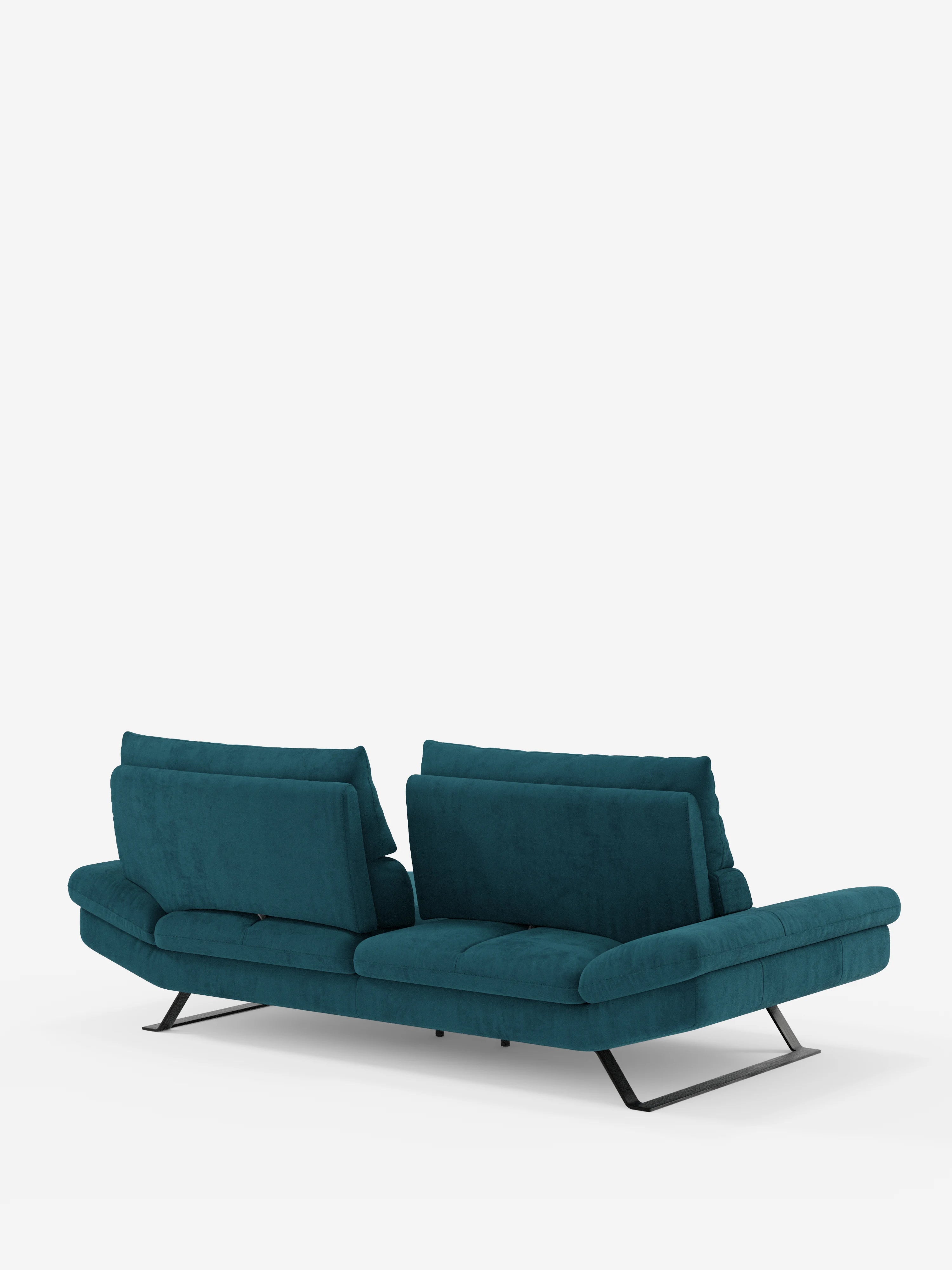 Il divano Eclipse, un modello contemporaneo dal design moderno di Divani.Store, qui presentato nella vivace microfibra T11 color verde acqua, è caratterizzato da due schienali traslanti separati, ampi braccioli imbottiti ed eleganti piedini alti in metallo. La sua silhouette slanciata è impreziosita da un rivestimento morbido e da bordi delicatamente arrotondati, il tutto su uno sfondo bianco a tinta unita.