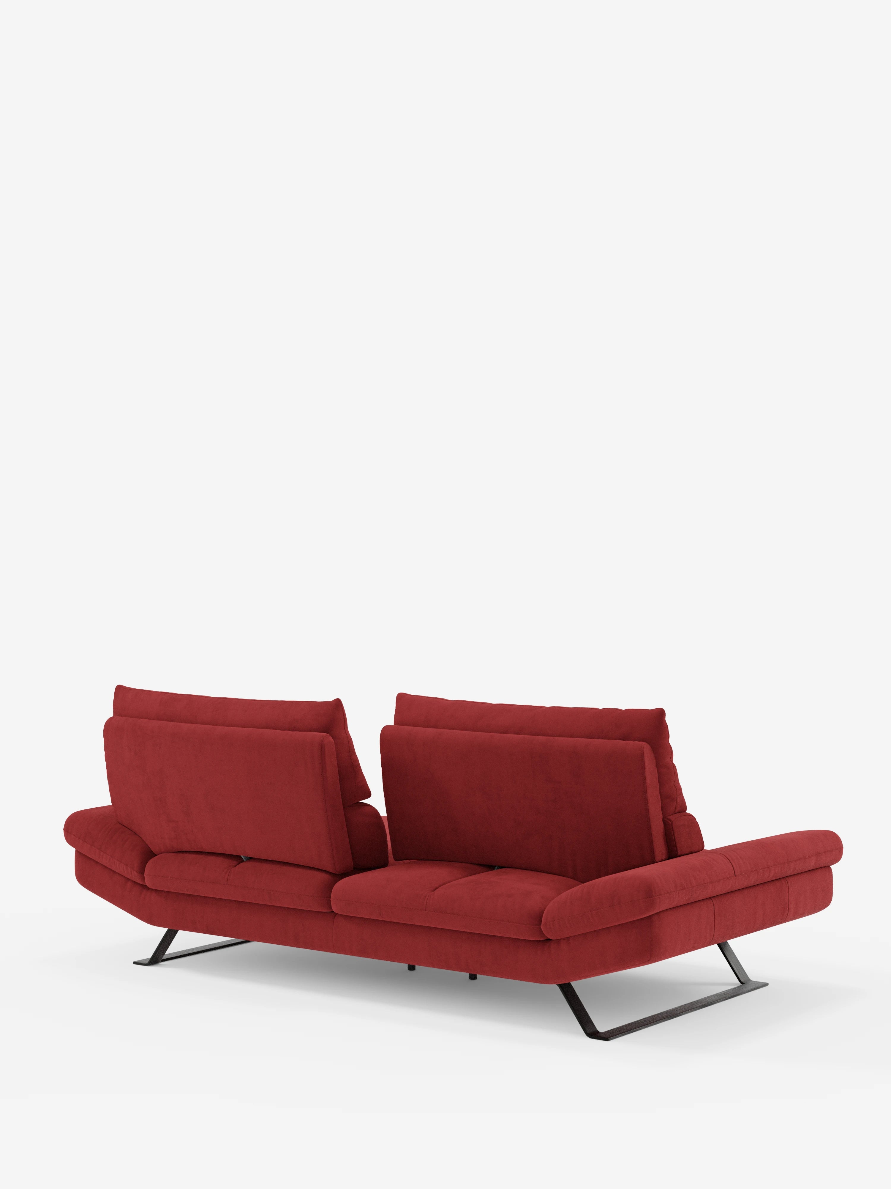 Il divano Eclipse, un modello elegante e moderno a 2 e 3 posti firmato Divani.Store, è raffigurato in una prospettiva posteriore su uno sfondo bianco. Rivestito in elegante microfibra rossa T11 resistente alle macchie, questo divano contemporaneo è dotato di due schienali traslanti, morbidi cuscini e piedini alti in metallo che gli conferiscono un aspetto raffinato.