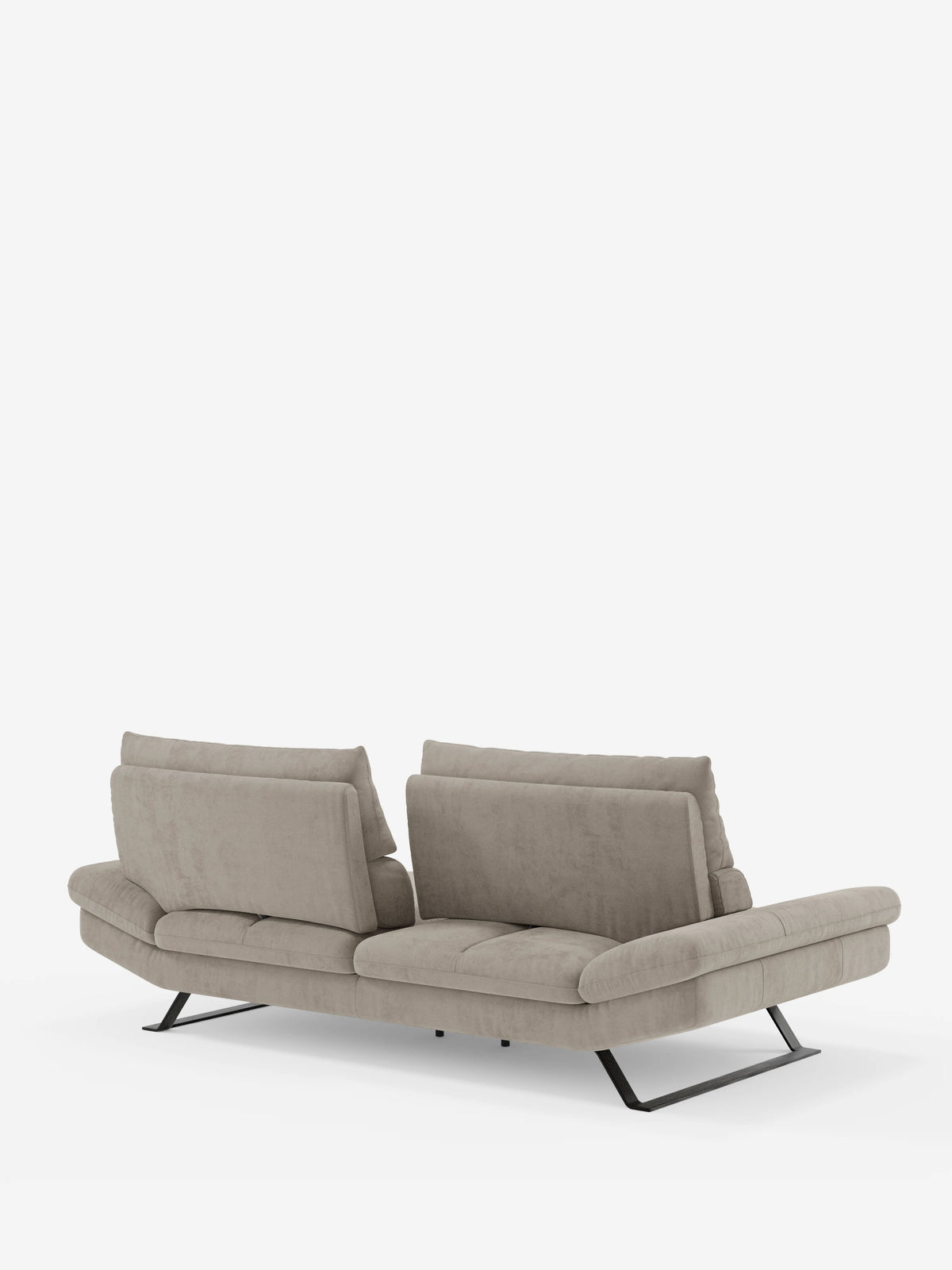Il divano Eclipse, dal design moderno, a 2 e 3 posti con schienali traslanti di Divani.Store, è un divano contemporaneo color grigio chiaro, rivestito in elegante microfibra T11 resistente alle macchie. La silhouette minimalista presenta due schienali regolabili (schienali traslanti) e poggia su alte gambe in metallo nero. Fotografato di retro, questo modello mette in risalto le sue linee pulite e le gambe angolate su uno sfondo bianco brillante, rendendolo una scelta ideale per gli interni moderni.