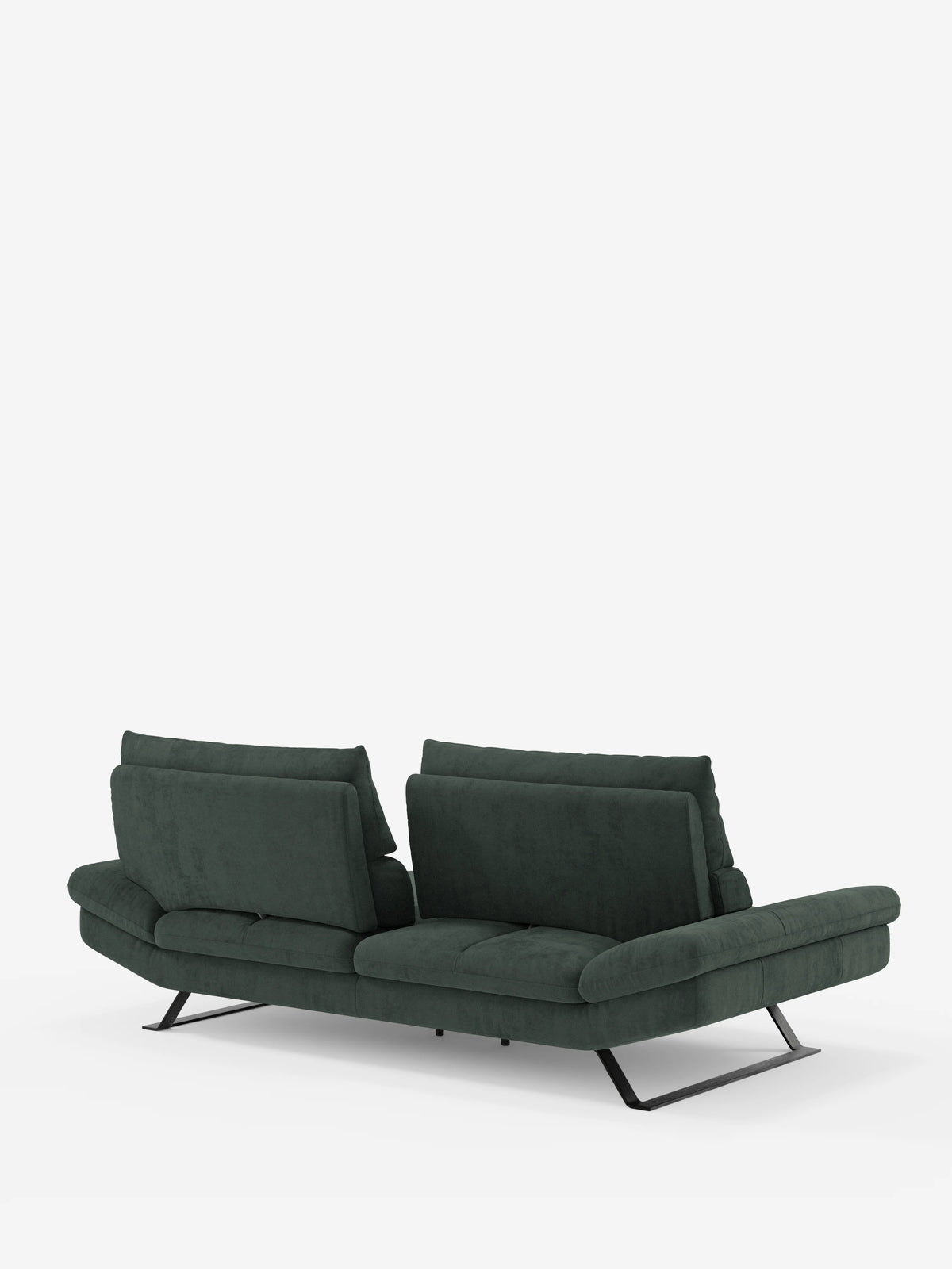 Un divano Eclipse dal design moderno ed elegante, in verde scuro, firmato Divani.Store, disponibile nella versione a 2 o 3 posti con schienali scorrevoli separati e cuscini di seduta progettati per un comfort personalizzabile. Il divano presenta braccioli leggermente ricurvi e poggia su alte gambe a slitta in metallo nero, il tutto su uno sfondo bianco a tinta unita. Rivestito in elegante microfibra T11 resistente alle macchie.
