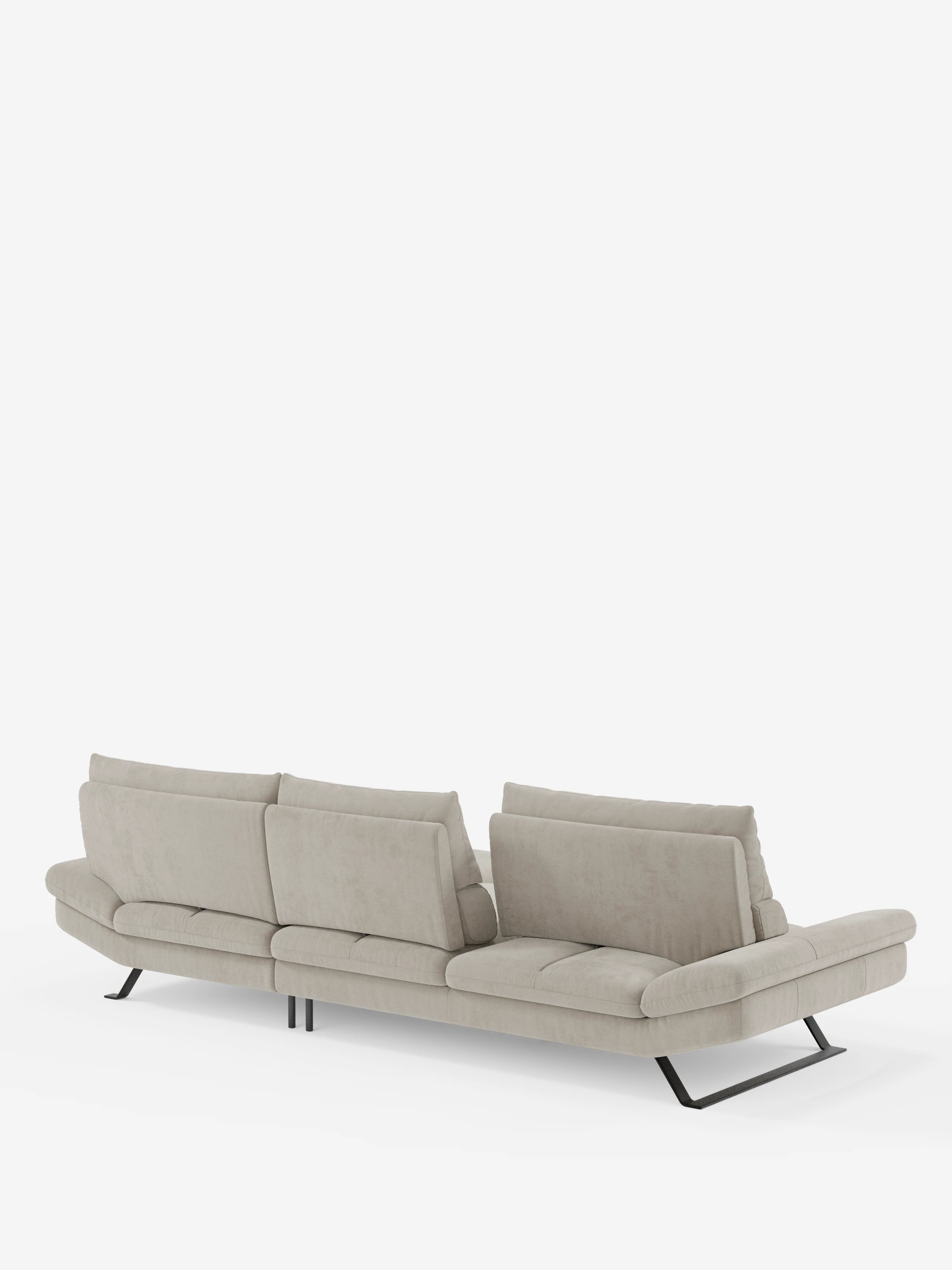 Il divano angolare Eclipse con penisola e schienali traslanti in microfibra tecnica smacchiabile T11 di Divani.Store è un divano componibile moderno, di colore beige chiaro, dotato di schienali regolabili e gambe in metallo nero. Ripreso di retro e di profilo su uno sfondo bianco, il suo design elegante e minimalista esalta sia il comfort che lo stile contemporaneo.