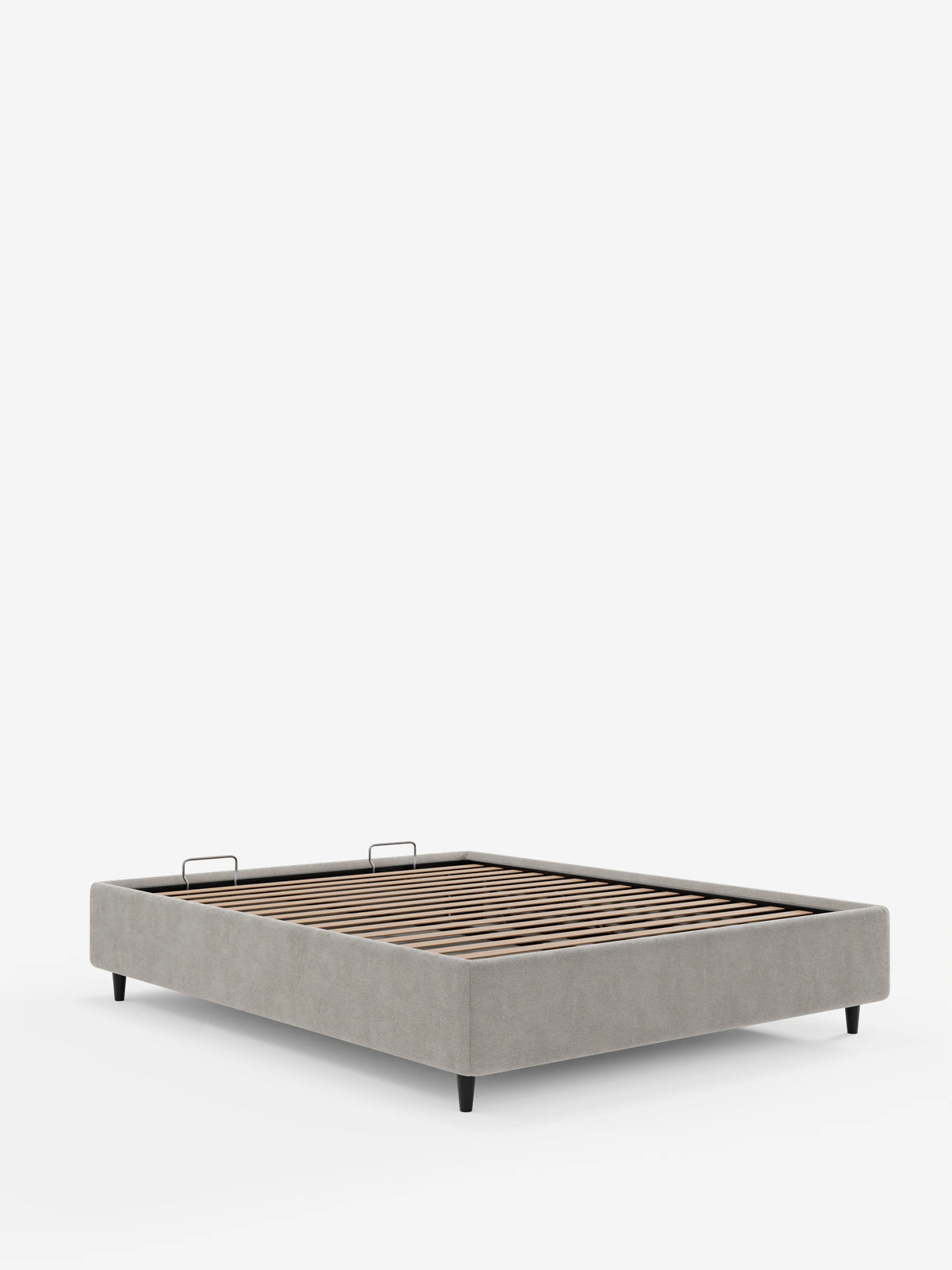Letto sommier imbottito in stile minimalista ERON con contenitore, rivestito in tessuto grigio chiaro, con doghe in legno e piccoli piedini neri, raffigurato su sfondo bianco con due maniglie metalliche visibili nella parte testata del letto.