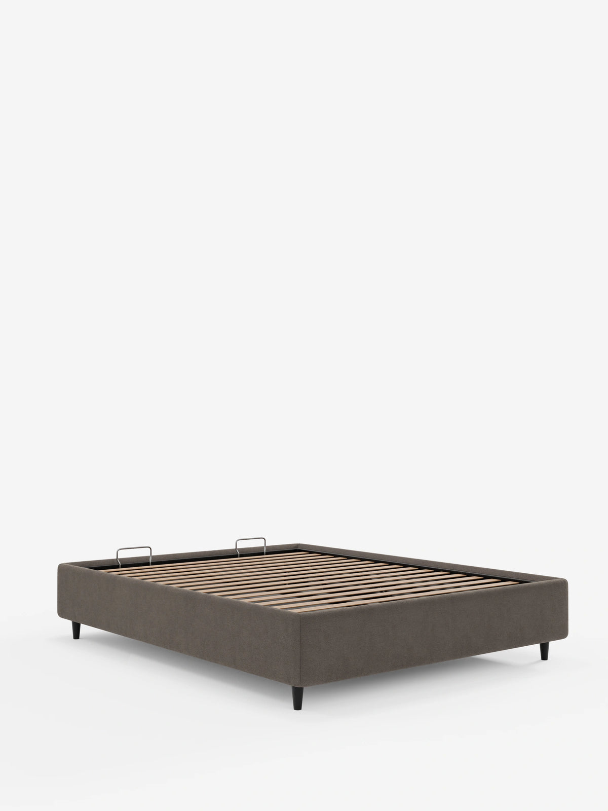 Un letto sommier ERON di colore marrone scuro, imbottito e dotato di vano contenitore in tessuto impermeabile certificato Oeko-Tex, poggia su gambe corte e scure; presenta una base a doghe in legno con due maniglie in metallo su uno sfondo liscio di colore grigio chiaro.