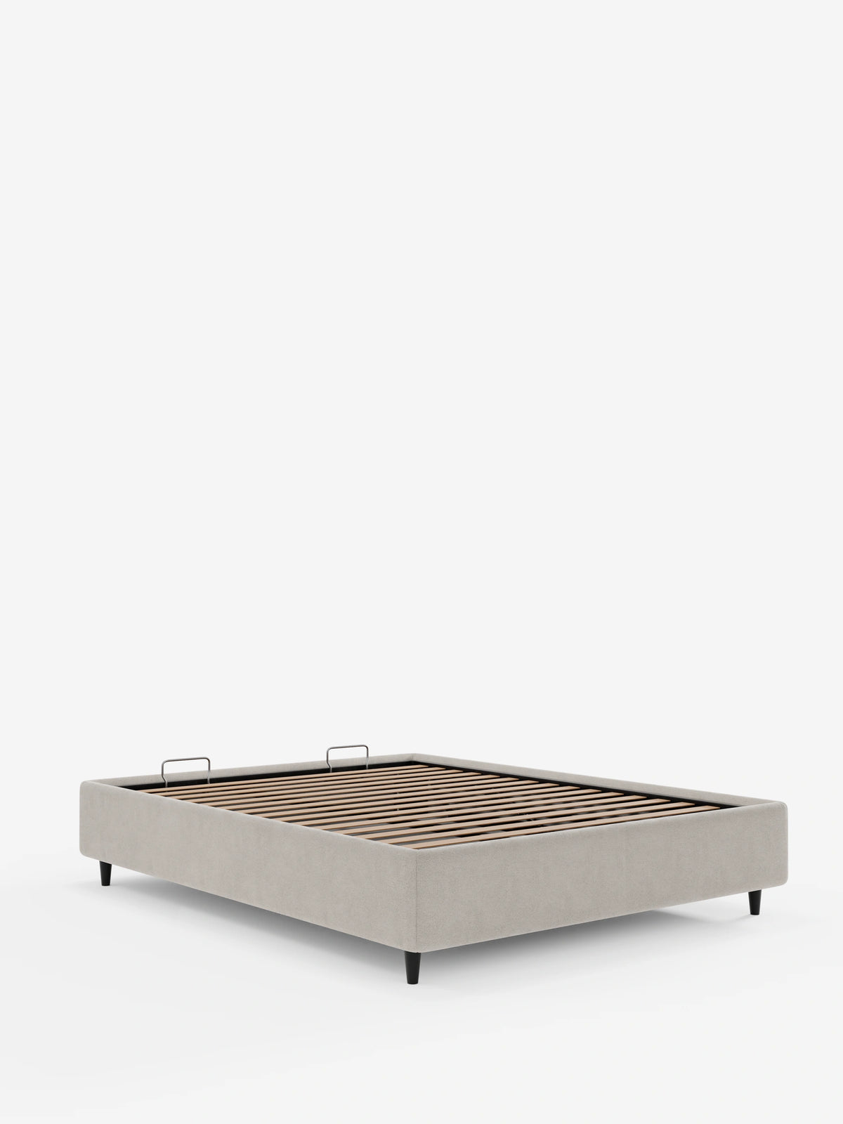 Il letto sommier imbottito ERON con contenitore in tessuto impermeabile certificato Oeko-Tex poggia su quattro gambe nere su uno sfondo bianco, con una base a doghe in legno e due maniglie metalliche per sollevare la piattaforma del materasso.