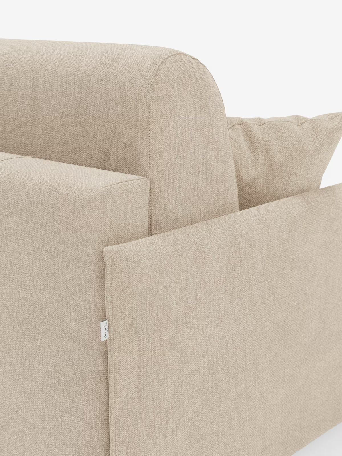 Primo piano del divano letto matrimoniale sfoderabile Evans di Divani.Store in beige, che mette in risalto i braccioli squadrati e il cuscino parzialmente visibile. Il rivestimento smacchiabile T23 presenta una trama a rilievo. Un angolo di questo divano letto dal design compatto e moderno è raffigurato su uno sfondo bianco, con linee pulite e una piccola etichetta in tessuto visibile.