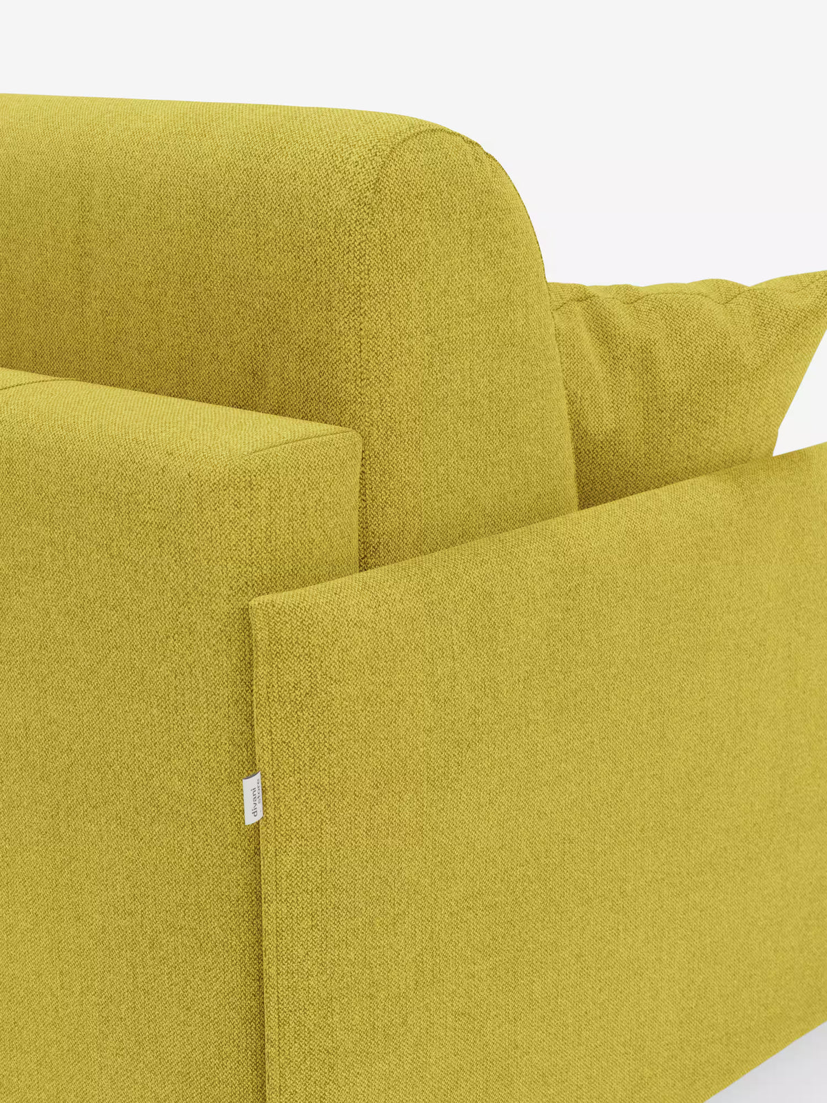 Un primo piano del divano letto matrimoniale sfoderabile Evans di Divani.Store, realizzato in tessuto T23 moderno, di colore giallo-verde, resistente alle macchie e con trama a rilievo. L’immagine mette in risalto il design compatto del bracciolo, dello schienale e di un cuscino abbinato, con una piccola etichetta bianca fissata al bracciolo. Lo sfondo è bianco a tinta unita.