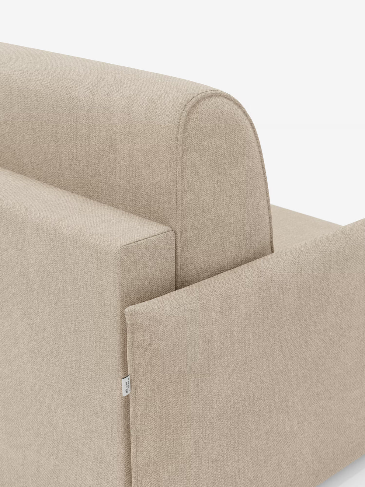 Primo piano dell'angolo posteriore della poltrona letto compatta Evans con materasso di Divani.Store, rivestita in tessuto beige T23 antimacchia e sfoderabile. Il design presenta linee pulite e squadrate con uno schienale arrotondato, che mette in risalto la trama del rivestimento e una piccola etichetta bianca sulla cucitura laterale. Questa elegante poltrona letto salvaspazio unisce comfort e funzionalità: una soluzione ideale per gli interni moderni in cui il risparmio di spazio è una priorità. Lo