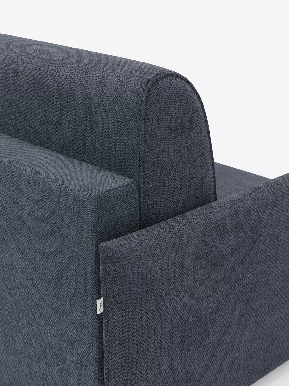 Un primo piano della poltrona letto compatta Evans con materasso di Divani.Store mette in risalto il moderno rivestimento in tessuto T23 grigio scuro smacchiabile, caratterizzato da una trama dettagliata sia sullo schienale che sui braccioli. Una piccola etichetta bianca con una scritta è applicata alla cucitura. Progettata come poltrona letto compatta e salvaspazio, questo complemento d’arredo versatile ed elegante offre praticità su uno sfondo bianco a tinta unita. Il rivestimento sfoderabile ne facilita