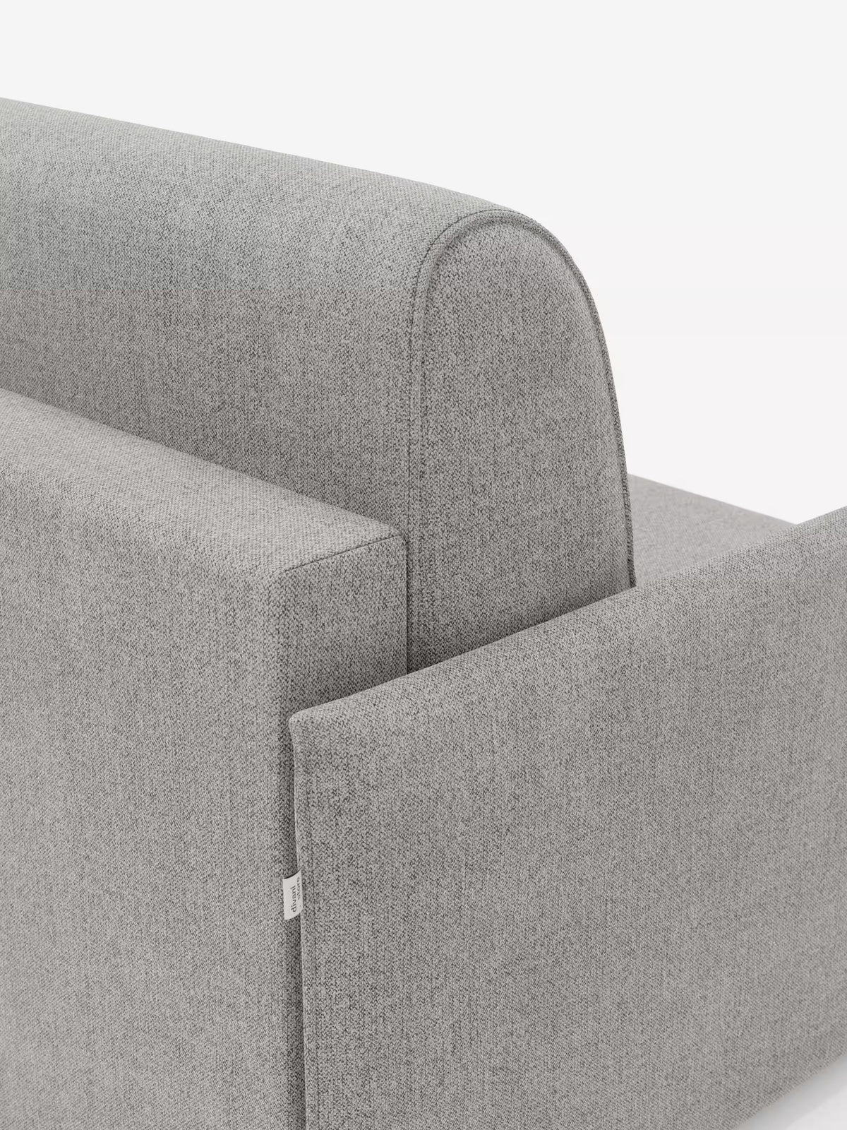 Primo piano della poltrona letto compatta Evans con materasso di Divani.Store, rivestita in tessuto T23 liscio e resistente alle macchie, con una delicata trama intrecciata. Il design presenta linee pulite e dritte e bordi leggermente arrotondati: perfetta per chi cerca una poltrona letto singola elegante e funzionale per spazi ridotti. Sul lato è visibile una piccola etichetta in tessuto bianco.