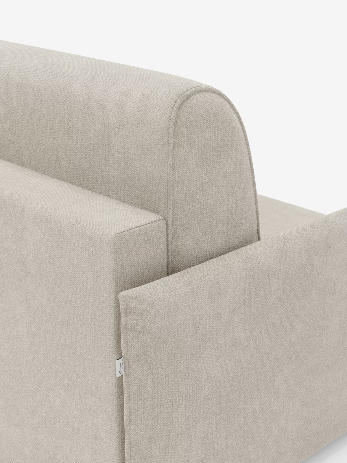 Un primo piano dello schienale e del bracciolo della poltrona letto compatta con materasso Evans di Divani.Store ne mette in risalto la silhouette moderna, il rivestimento in tessuto T23, liscio e facile da pulire, e una piccola etichetta bianca sul bracciolo. Questa poltrona letto singola sfoderabile offre una pratica soluzione salvaspazio per gli interni contemporanei. Sullo sfondo bianco a tinta unita, il design minimalista risulta ancora più accentuato.