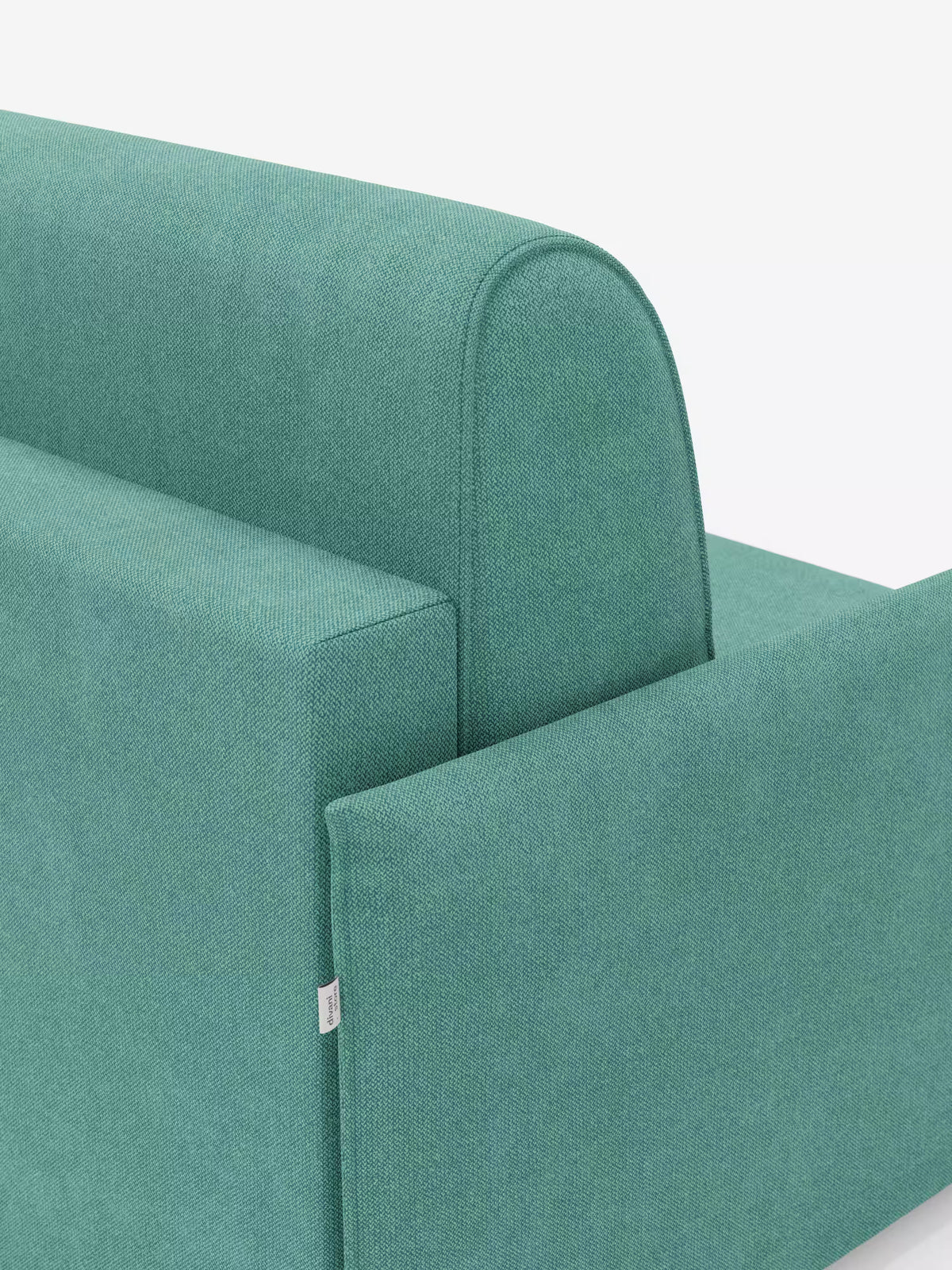Primo piano della poltrona letto compatta Evans con materasso di Divani.Store in colore verde acqua, caratterizzata da schienale e braccioli arrotondati. Il rivestimento smacchiabile T23 presenta un aspetto testurizzato, impreziosito da una piccola etichetta in tessuto bianco sul lato. Ideale per gli spazi ridotti come poltrona letto singola, questo modello coniuga un design contemporaneo a un’eccezionale versatilità. Immagine su sfondo bianco a tinta unita.