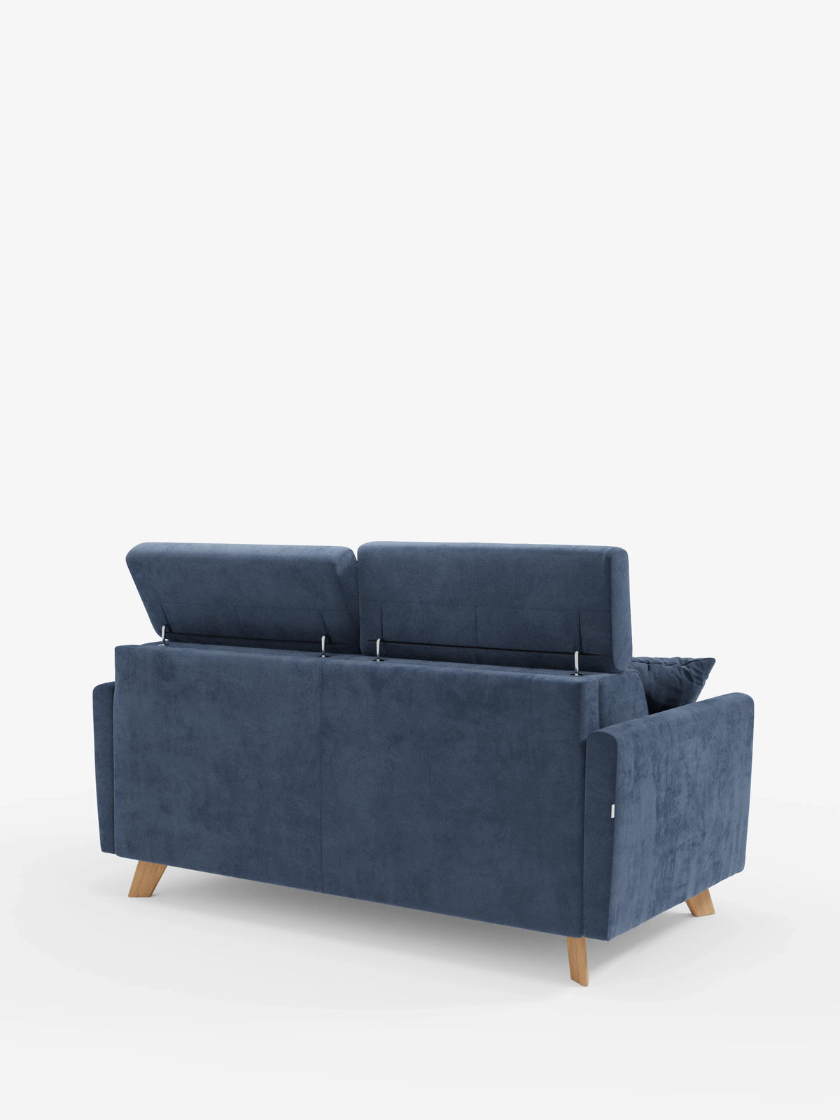 Il divano letto Francy con poggiatesta regolabili di Divani.Store è ripreso nella vista posteriore, che ne mette in risalto il moderno rivestimento in tessuto blu smacchiabile T30 e le gambe in legno. Adatto sia come divano a 2 posti che come divano a 3 posti, questo divano con rivestimento sfoderabile al 100% presenta due schienali parzialmente rialzati per un sostegno regolabile, con un cuscino appoggiato sul bracciolo destro. Lo sfondo è bianco a tinta unita.