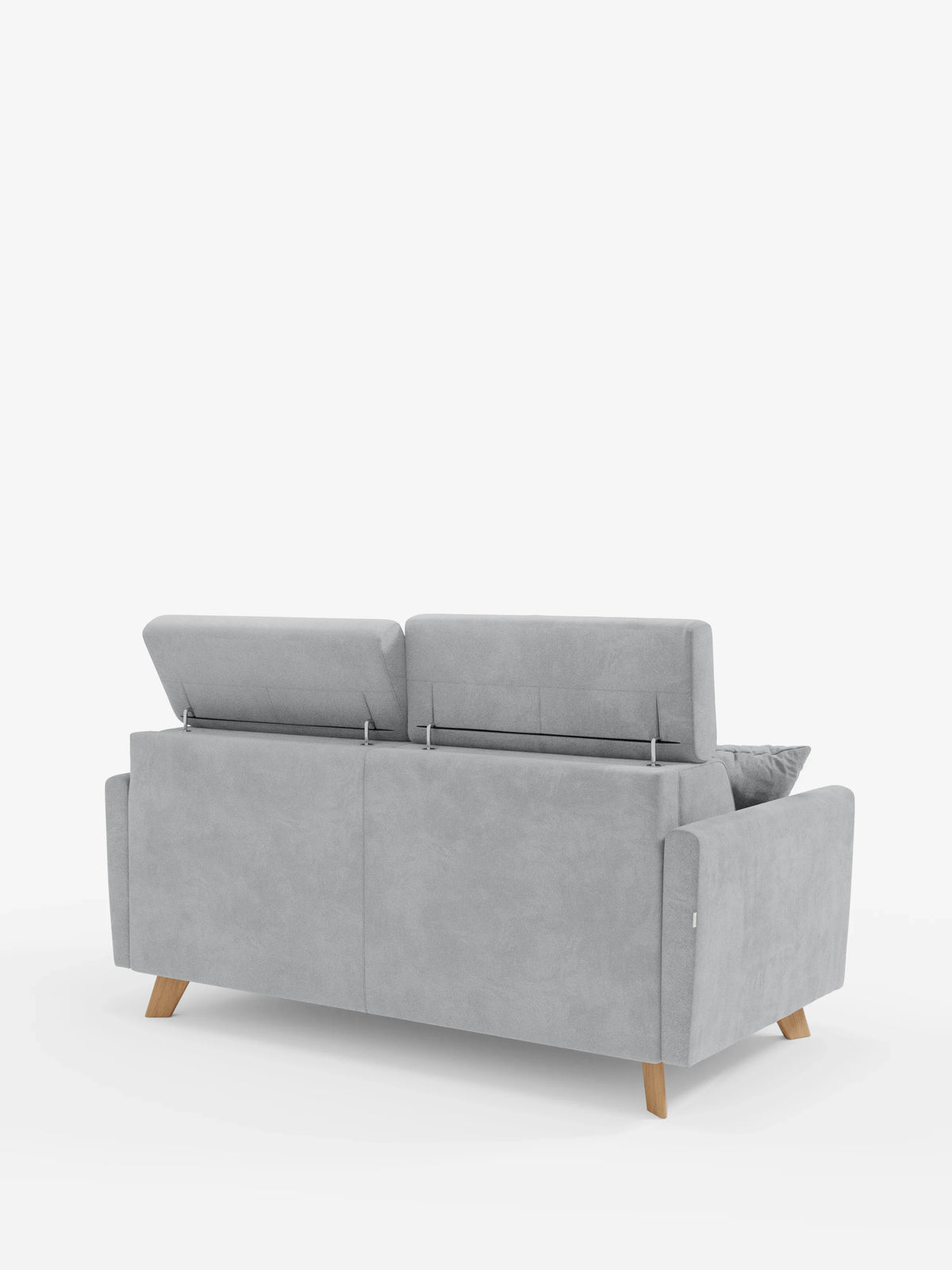 Il divano letto Francy con poggiatesta regolabili di Divani.Store, qui raffigurato in grigio chiaro, presenta gambe in legno inclinate ed è ripreso nella vista posteriore. I poggiatesta regolabili sono parzialmente sollevati, lasciando intravedere il meccanismo sottostante. Un unico cuscino grigio è appoggiato sul lato destro. Su uno sfondo bianco a tinta unita, il rivestimento in tessuto T30, 100% sfoderabile e antimacchia, è il vero protagonista.