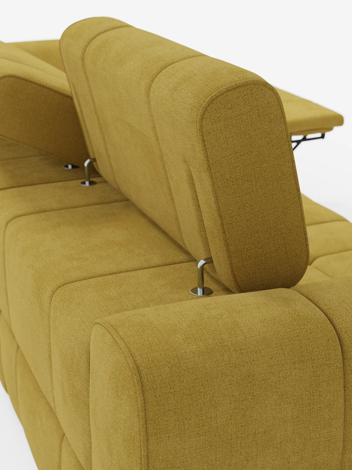 Vista posteriore di un divano modulare Giotto a 4 posti color giallo senape, con poggiatesta reclinabili e funzione relax elettrica opzionale, rivestito in tessuto smacchiabile T23, caratterizzato da un rivestimento intrecciato testurizzato e da poggiatesta regolabili su supporti in metallo lucido.