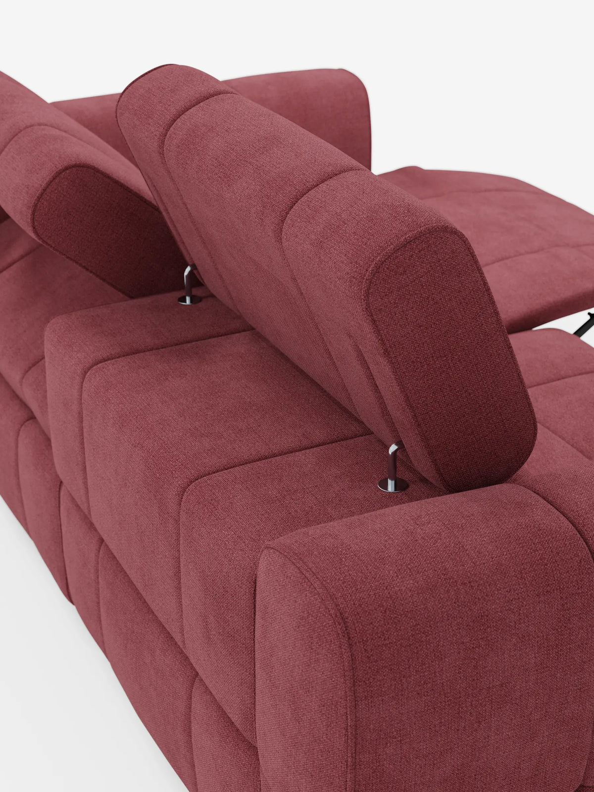 Giotto, divano modulare a tre posti con poggiatesta reclinabili e funzione relax elettrica opzionale, rivestito in tessuto smacchiabile T23: un divano modulare contemporaneo a tre posti di colore rosso scuro con finitura testurizzata, dotato di poggiatesta regolabili con cerniere in metallo, di cui una sezione in posizione reclinata.