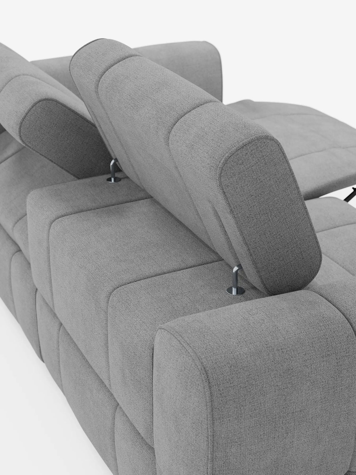 Un divano modulare Giotto a 3 posti in tessuto grigio, con poggiatesta reclinabili e funzione relax elettrica opzionale, realizzato in tessuto antimacchia T23, visto da dietro e di lato, caratterizzato da poggiatesta regolabili su aste metalliche e seduta reclinata su sfondo bianco.