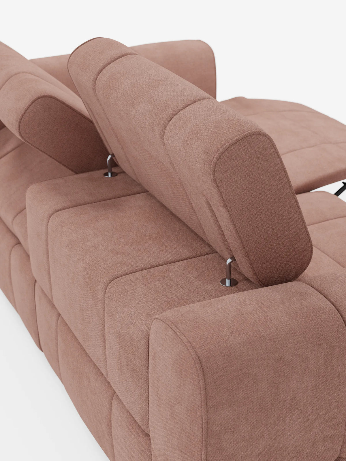 Un divano modulare Giotto a 3 posti color rosa polveroso, con poggiatesta reclinabili e funzione relax elettrica opzionale, rivestito in tessuto smacchiabile T23, caratterizzato da poggiatesta regolabili, linee pulite e cuciture a vista sulle barre cromate su sfondo bianco.