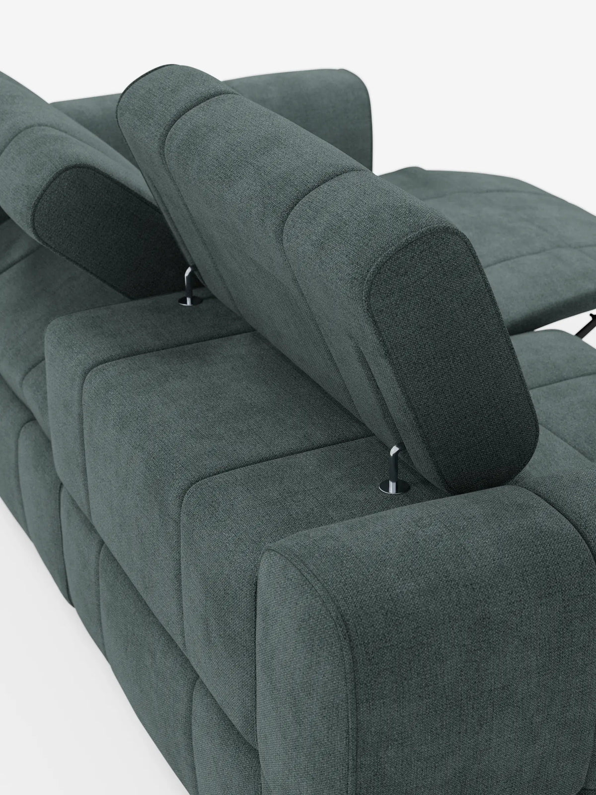Un divano modulare Giotto a 3 posti color grigio antracite, con poggiatesta reclinabili e funzione relax elettrica opzionale, rivestito in tessuto smacchiabile T23, dotato di poggiatesta regolabili su supporti in metallo, pannelli strutturati in tessuto e una sezione poggiapiedi estesa.