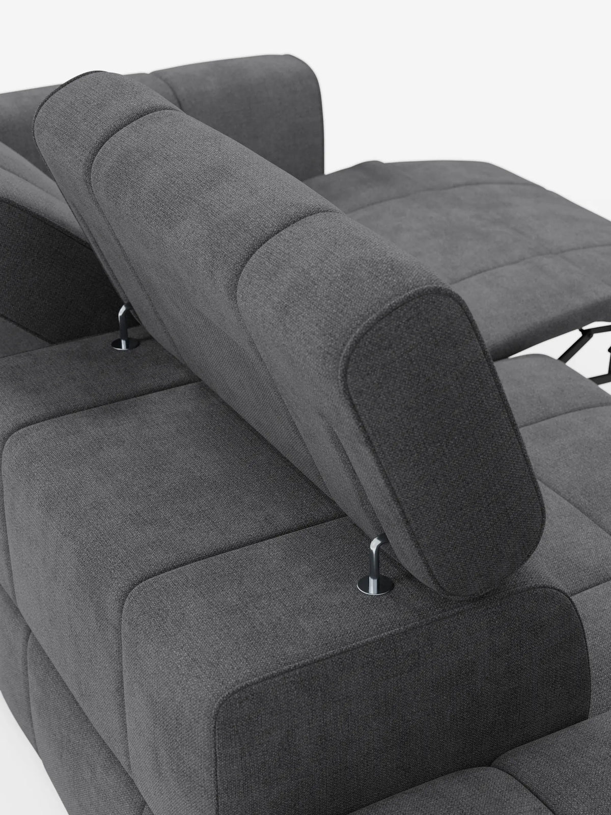 Vista posteriore di un divano componibile Giotto grigio scuro con terminale aperto - opzione relax elettrico in tessuto smacchiabile T23, dotato di poggiatesta regolabile su montanti cromati metallici e poggiapiedi allungato.