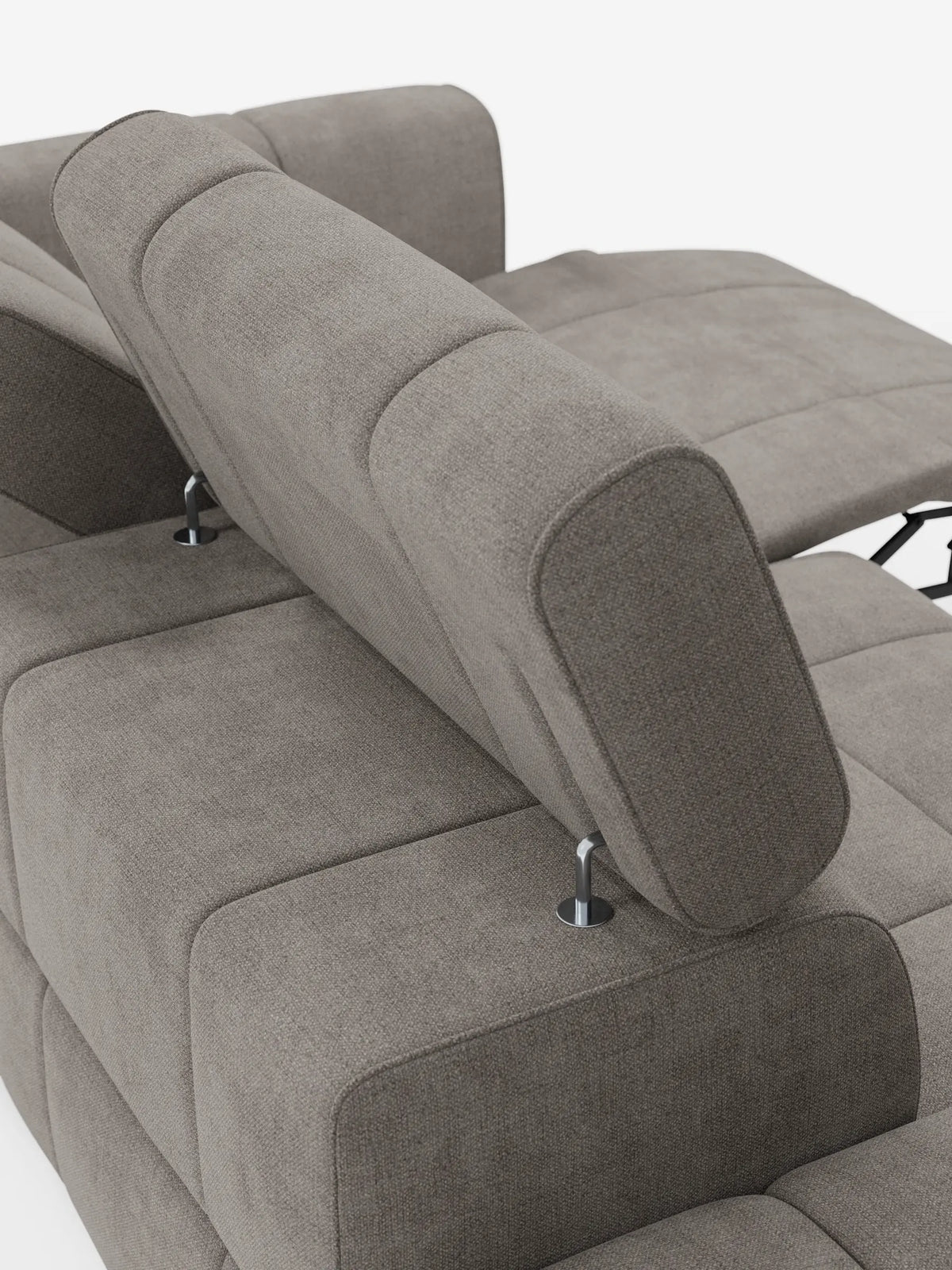 Un divano componibile Giotto color taupe con estremità aperta - opzione relax elettrico in tessuto smacchiabile T23 con poggiatesta regolabile su cerniere metalliche, raffigurato con una sezione estesa in posizione reclinata su uno sfondo bianco a tinta unita.