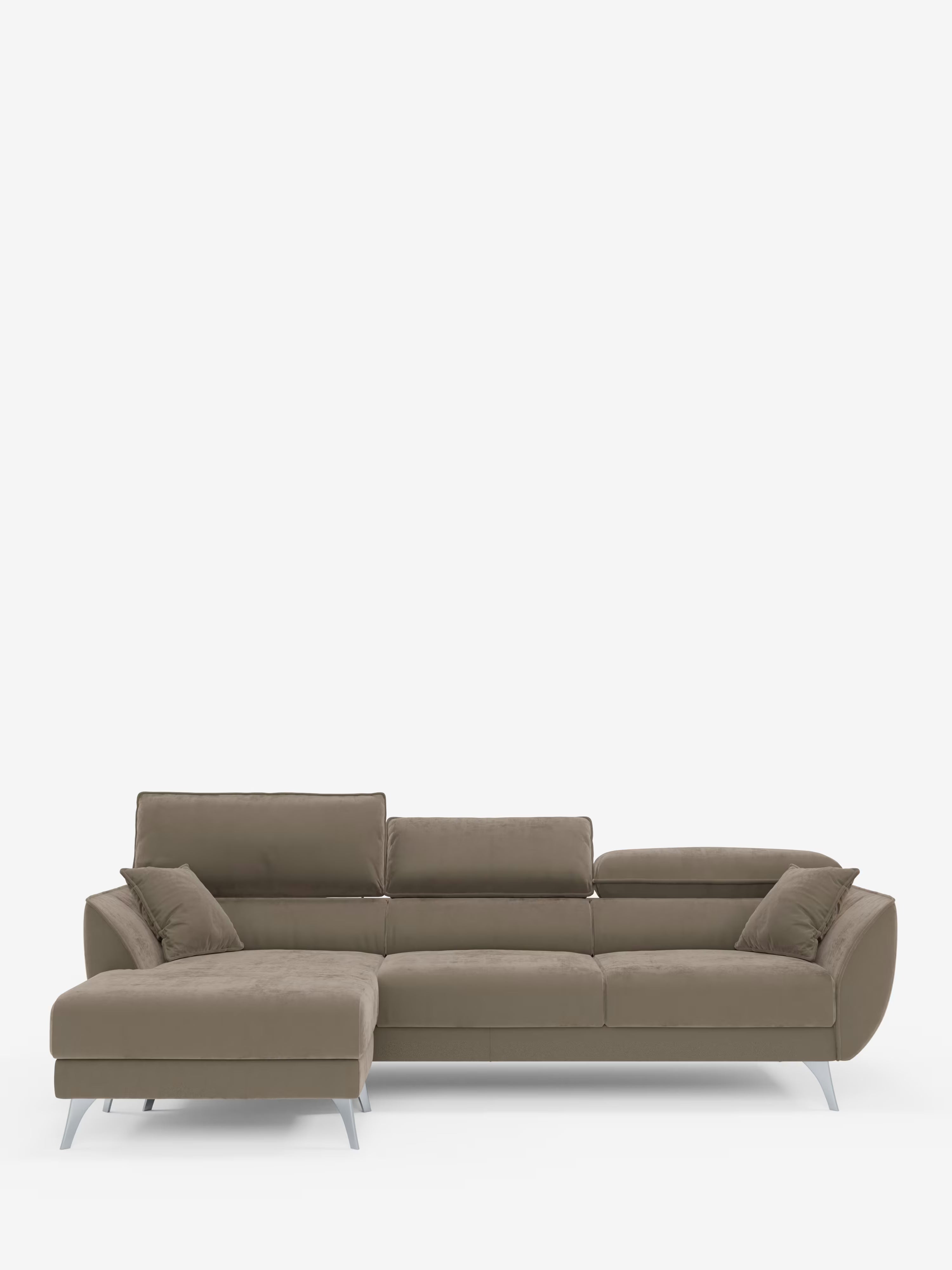 Il divano angolare con penisola e sedute estensibili “Michelangelo” di Divani.Store è un divano componibile a L color taupe, realizzato in raffinato tessuto T30 effetto velluto resistente alle macchie. È caratterizzato da gambe basse in metallo, due ampi cuscini di seduta con seduta estensibile, una chaise longue sul lato sinistro, tre schienali imbottiti con poggiatesta reclinabili, braccioli coordinati e due cuscini decorativi alle estremità. Il design moderno e minimalista risalta sullo sfondo bianco.