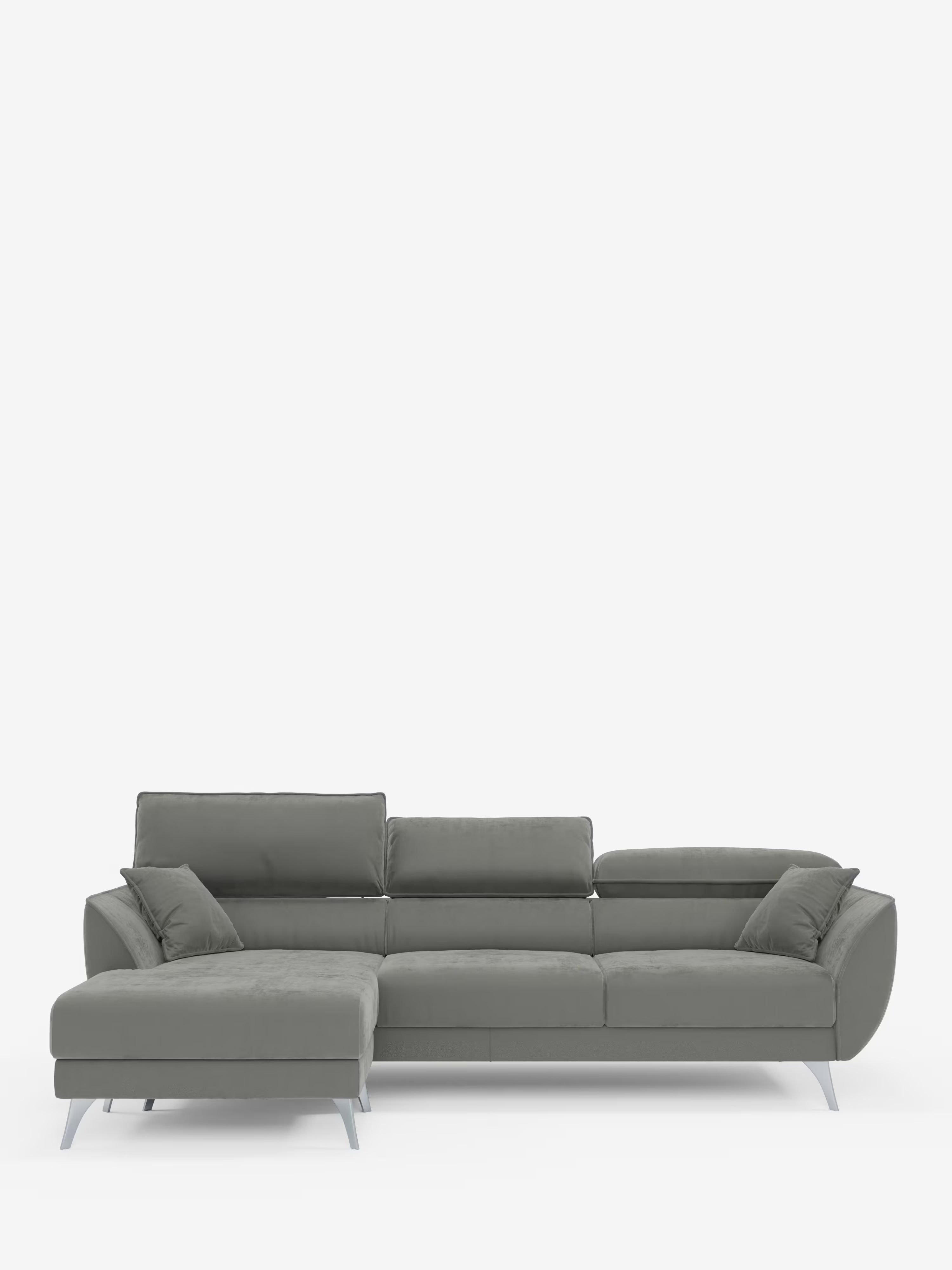 Il divano angolare con penisola e sedute estensibili “Michelangelo” di Divani.Store è un divano componibile moderno e minimalista a forma di L, rivestito in lussuoso tessuto T30 effetto velluto, resistente alle macchie. È caratterizzato da eleganti gambe in metallo, morbidi cuscini, due cuscini decorativi abbinati, una chaise longue orientata a sinistra (“penisola”) e poggiatesta reclinabili, il tutto splendidamente valorizzato da uno sfondo bianco a tinta unita.