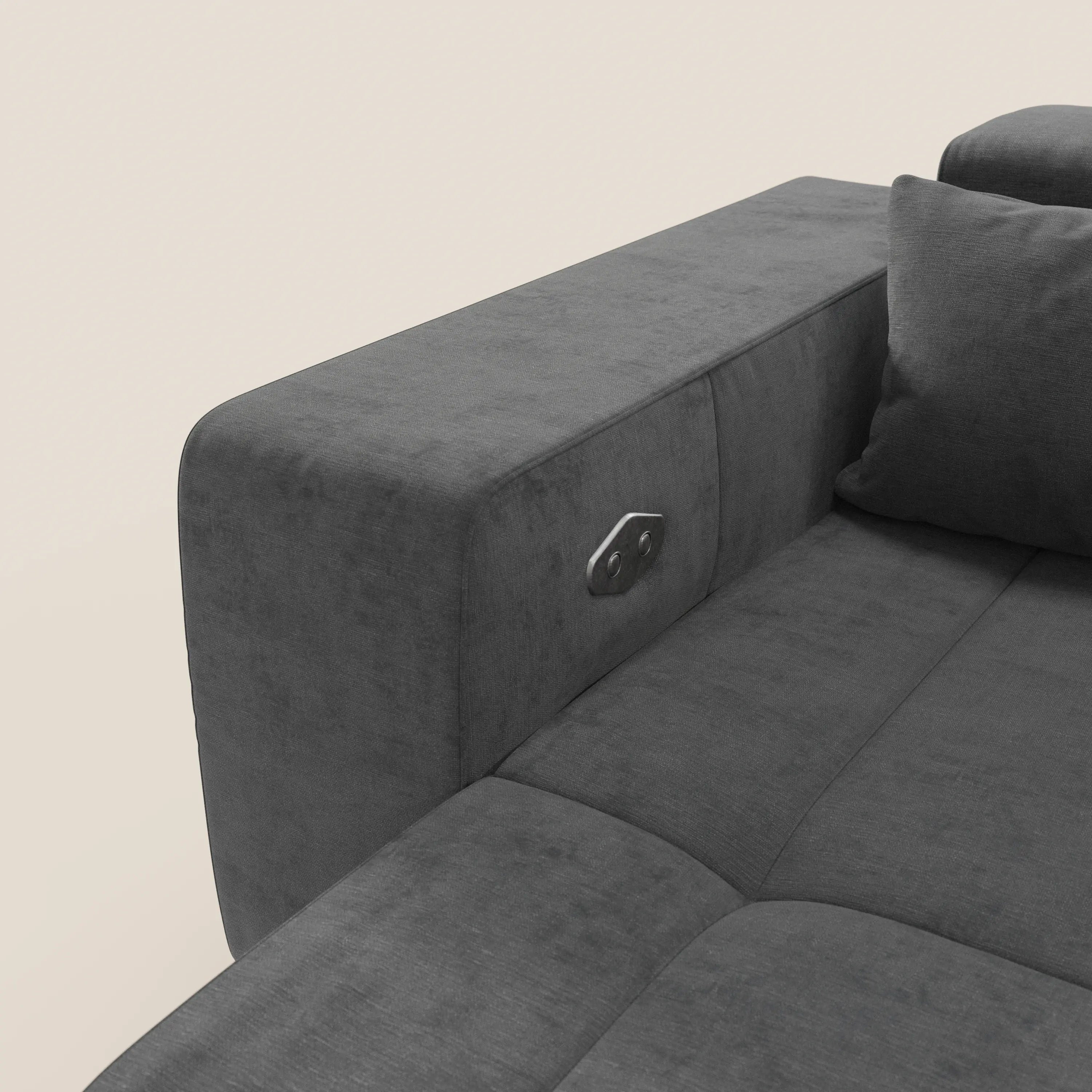 Primo piano di Monarch Divano di Divani.Store in tessuto T31 grigio scuro, con poggiatesta reclinabile, sedili allungabili e doppia porta USB metallica di ricarica integrata sul bracciolo. Lo sfondo chiaro evidenzia il suo design elegante e contemporaneo.
