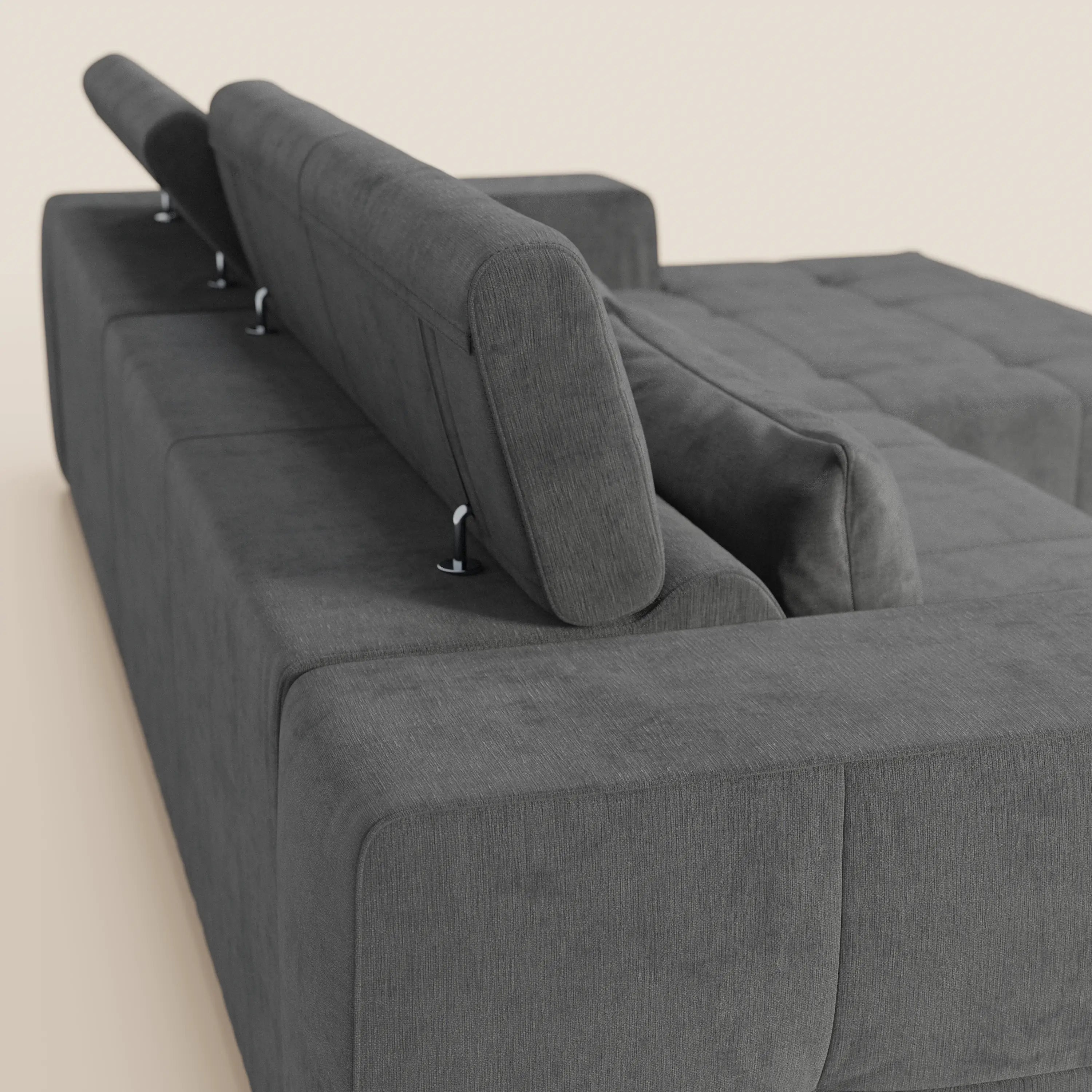 Il Monarch Divano angolare con penisola e Relax Elettrico di Divani.Store, in tessuto morbido smacchiabile T31 con poggiatesta reclinabili, si distingue per il suo design boxy e moderno grigio scuro su sfondo chiaro.