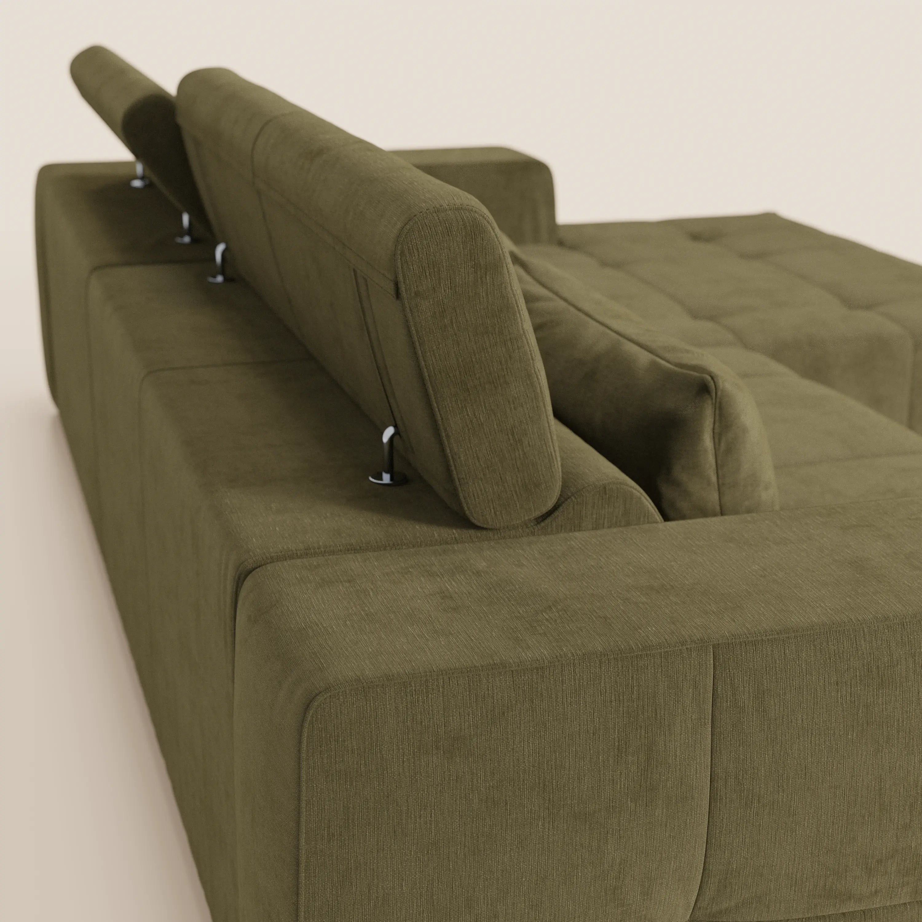Il divano Monarch angolare con penisola e relax elettrico di Divani.Store, in tessuto morbido smacchiabile T31 e poggiatesta reclinabili, è mostrato da dietro su sfondo beige, evidenziando le sue linee essenziali e il design moderno.