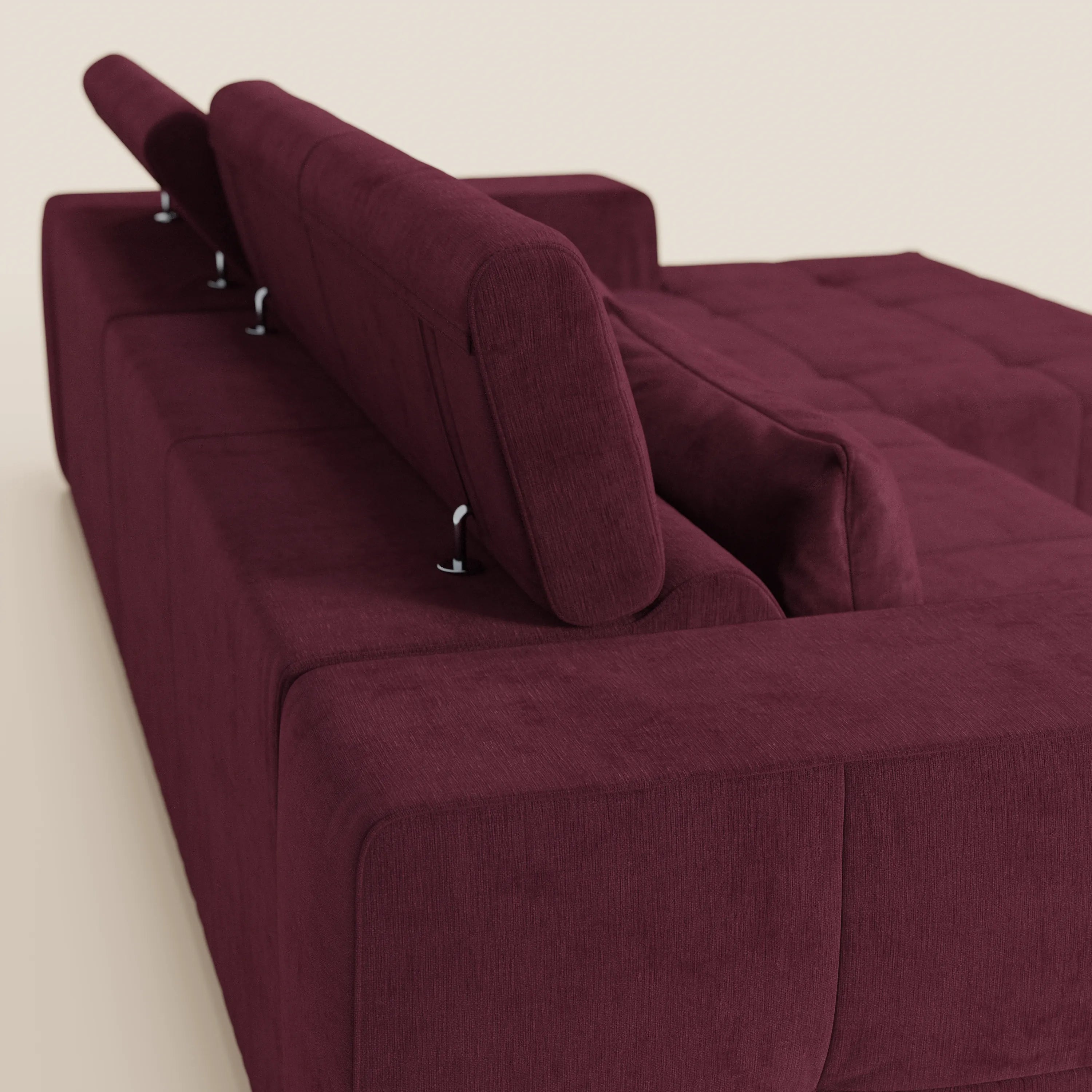 Il Monarch Divano angolare con penisola di Divani.Store è dotato di sedute allungabili con Relax Elettrico, poggiatesta reclinabili e tessuto morbido smacchiabile T31, creando uno stile moderno e confortevole su sfondo chiaro.